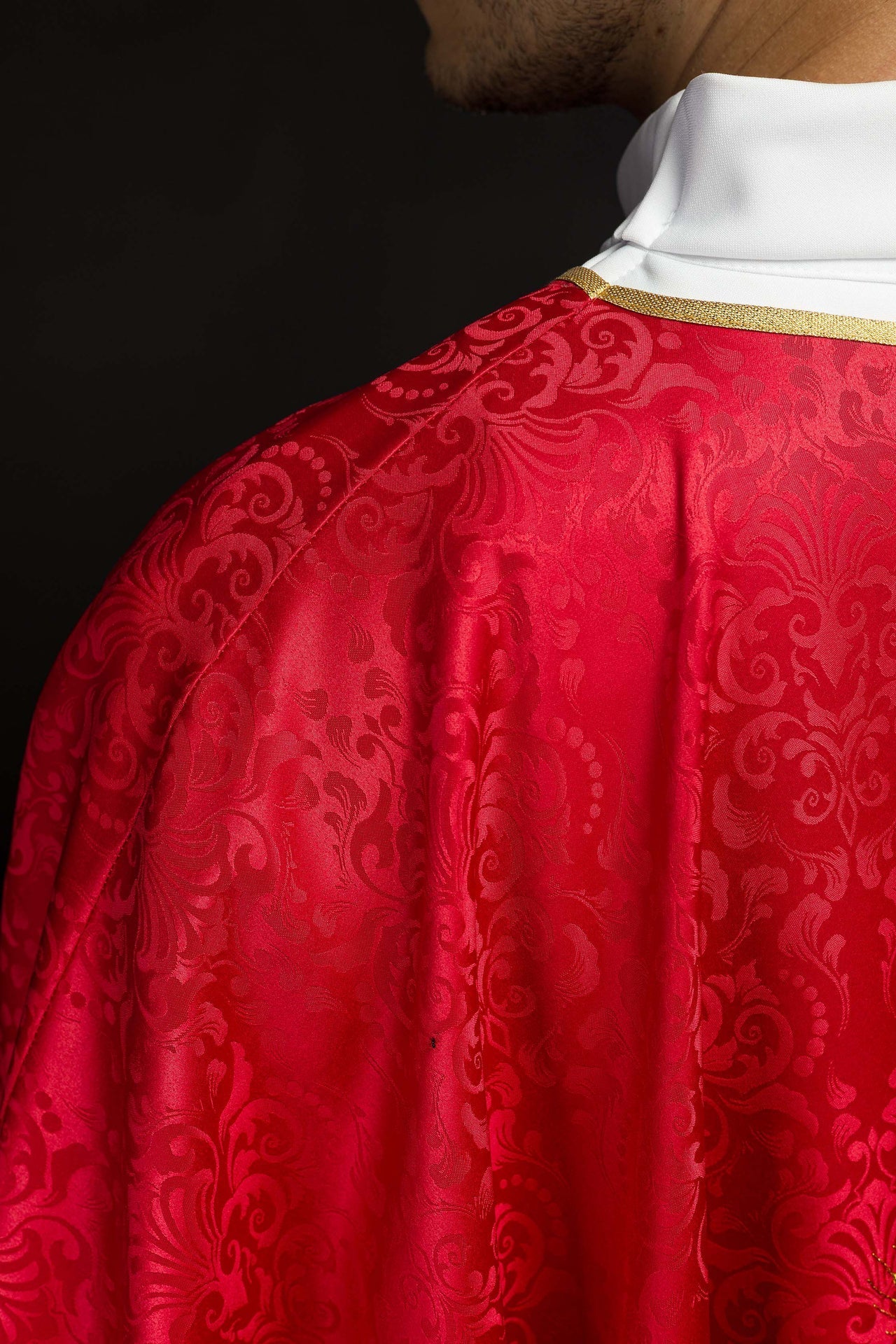 Ornat Liturgiczny Czerwony z Haftem Kielicha i Hostii na Żakardzie - SZATYLITURGICZNE.PL
