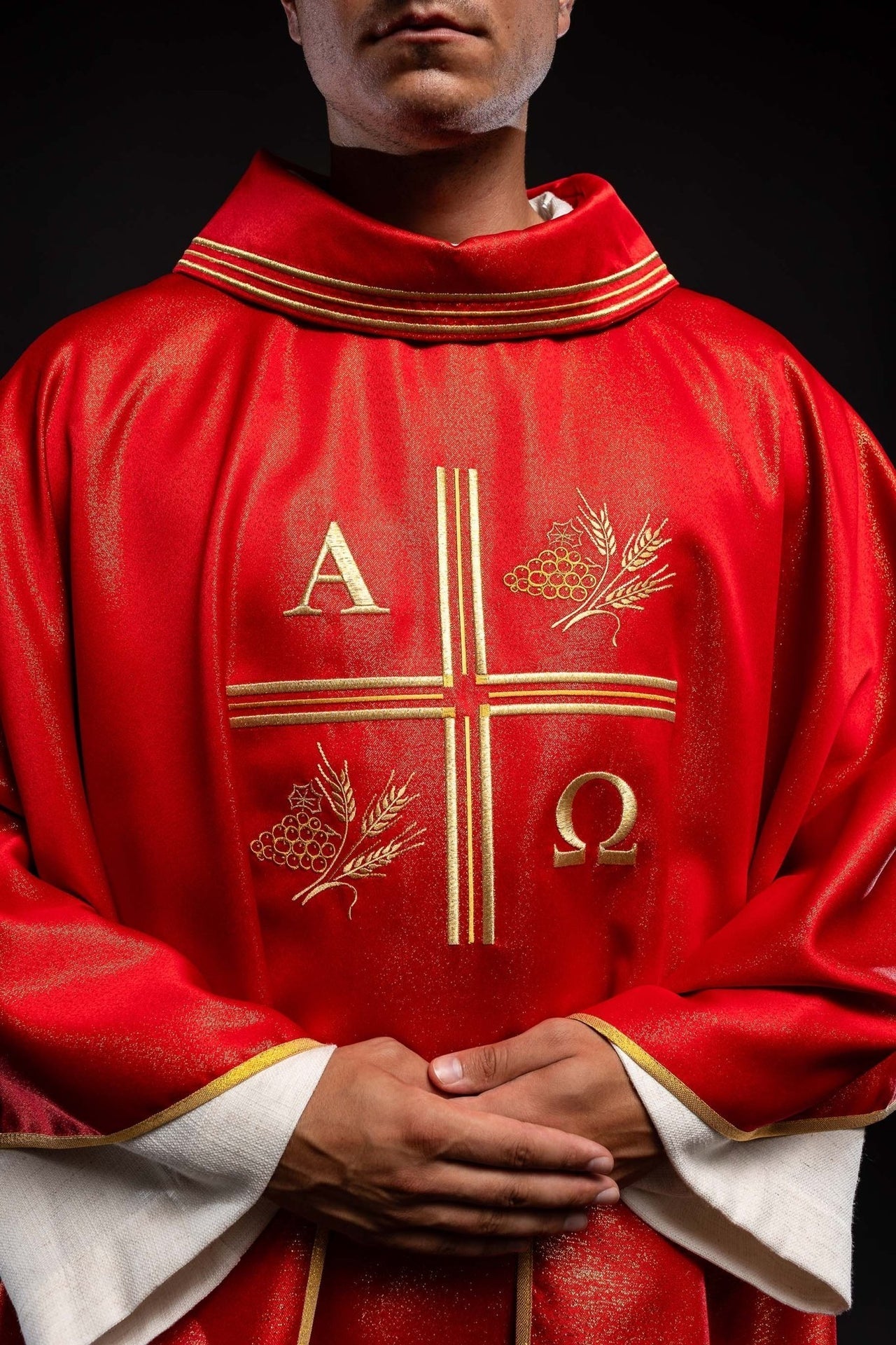 Ornat Liturgiczny Czerwony z Haftem Krzyża, Alfa i Omega - Kłosy - SZATYLITURGICZNE.PL