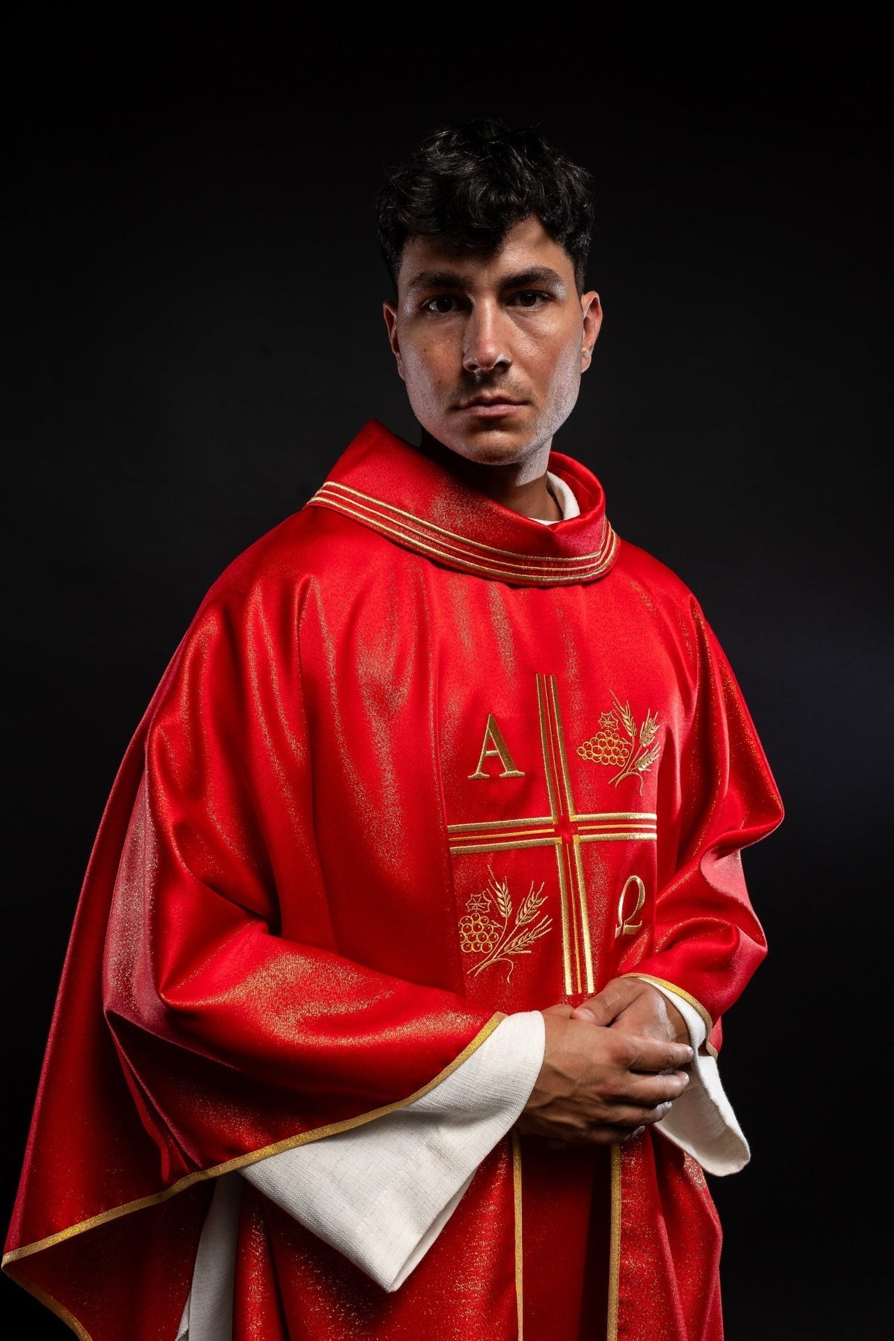 Ornat Liturgiczny Czerwony z Haftem Krzyża, Alfa i Omega - Kłosy - SZATYLITURGICZNE.PL