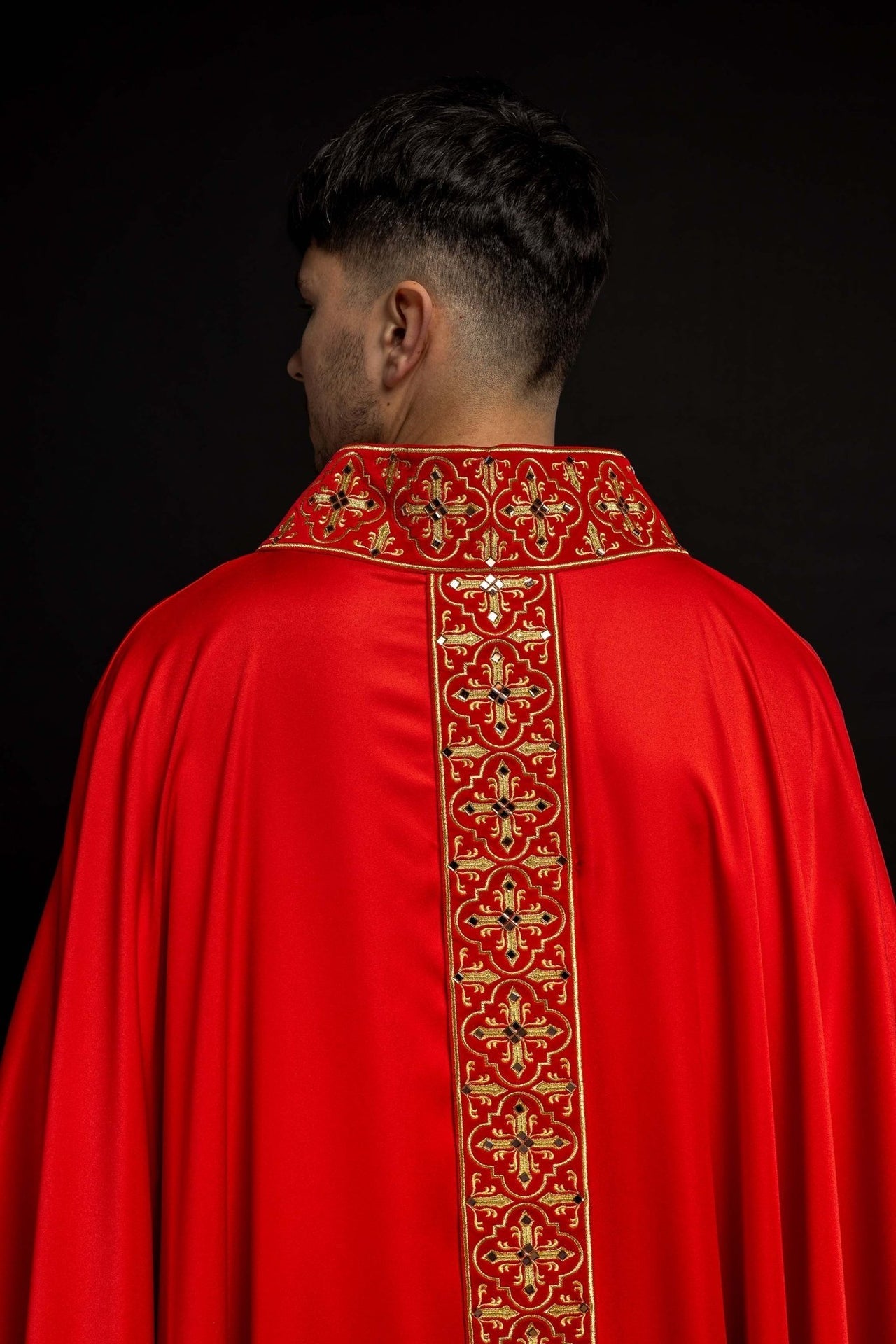 Ornat Liturgiczny Czerwony z Haftem Krzyża i Kamieniami - SZATYLITURGICZNE.PL