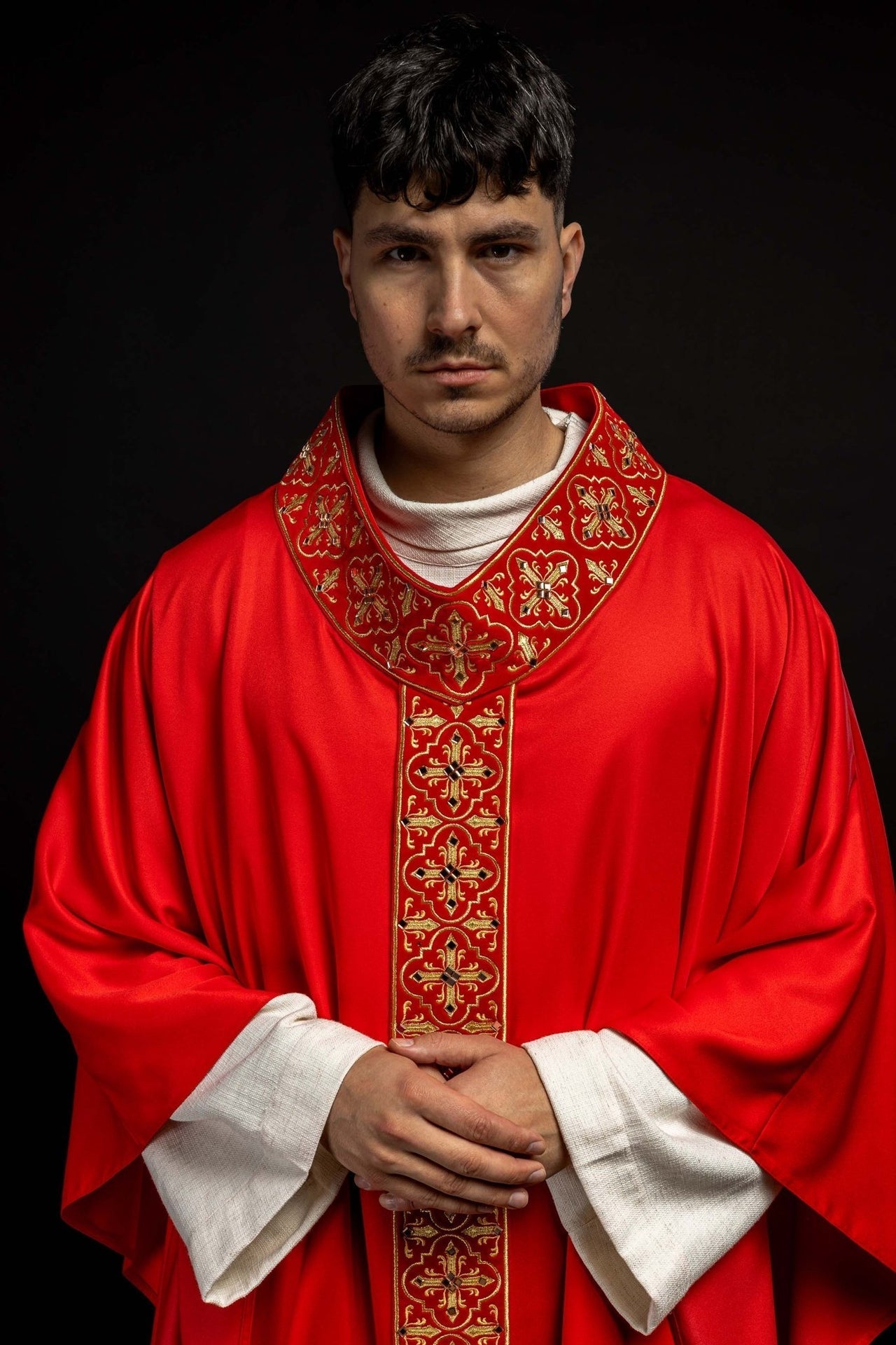 Ornat Liturgiczny Czerwony z Haftem Krzyża i Kamieniami - SZATYLITURGICZNE.PL