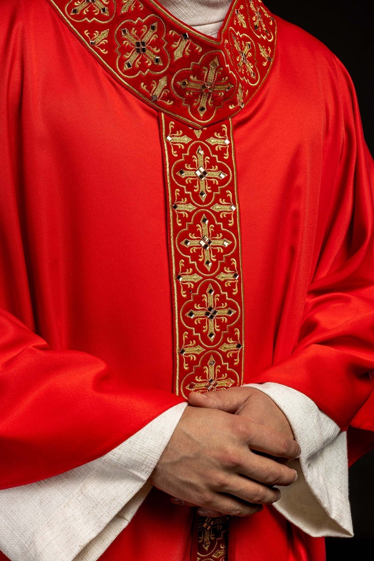 Ornat Liturgiczny Czerwony z Haftem Krzyża i Kamieniami - SZATYLITURGICZNE.PL
