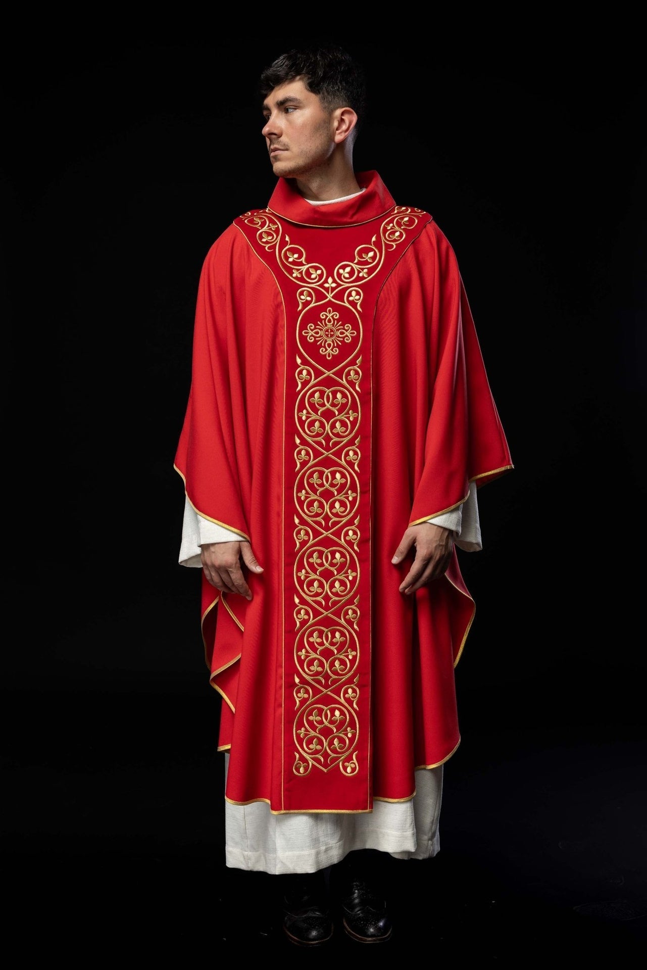 Ornat Liturgiczny Czerwony z Haftem na Aksamicie i Złotą Lamówką - SZATYLITURGICZNE.PL