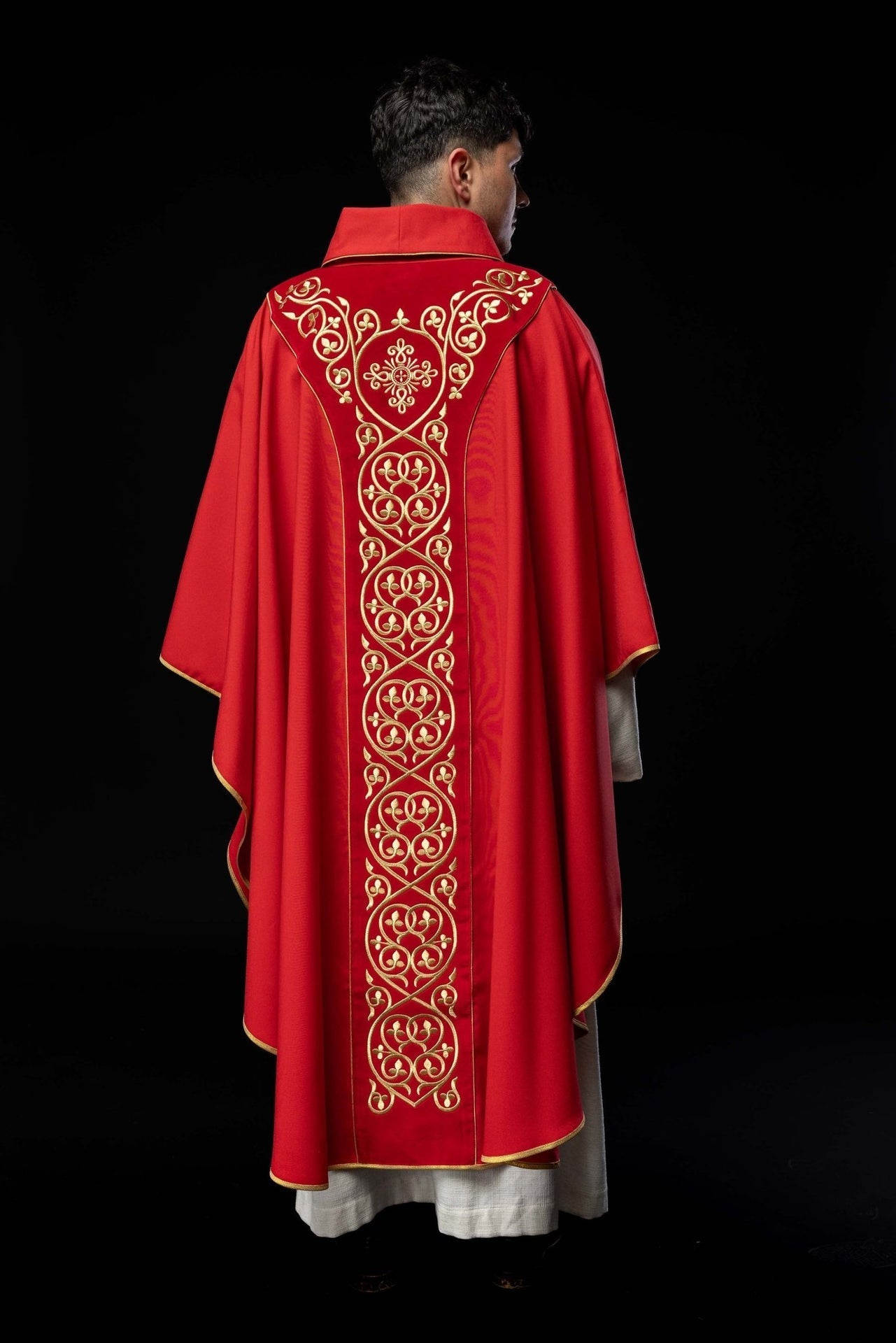 Ornat Liturgiczny Czerwony z Haftem na Aksamicie i Złotą Lamówką - SZATYLITURGICZNE.PL