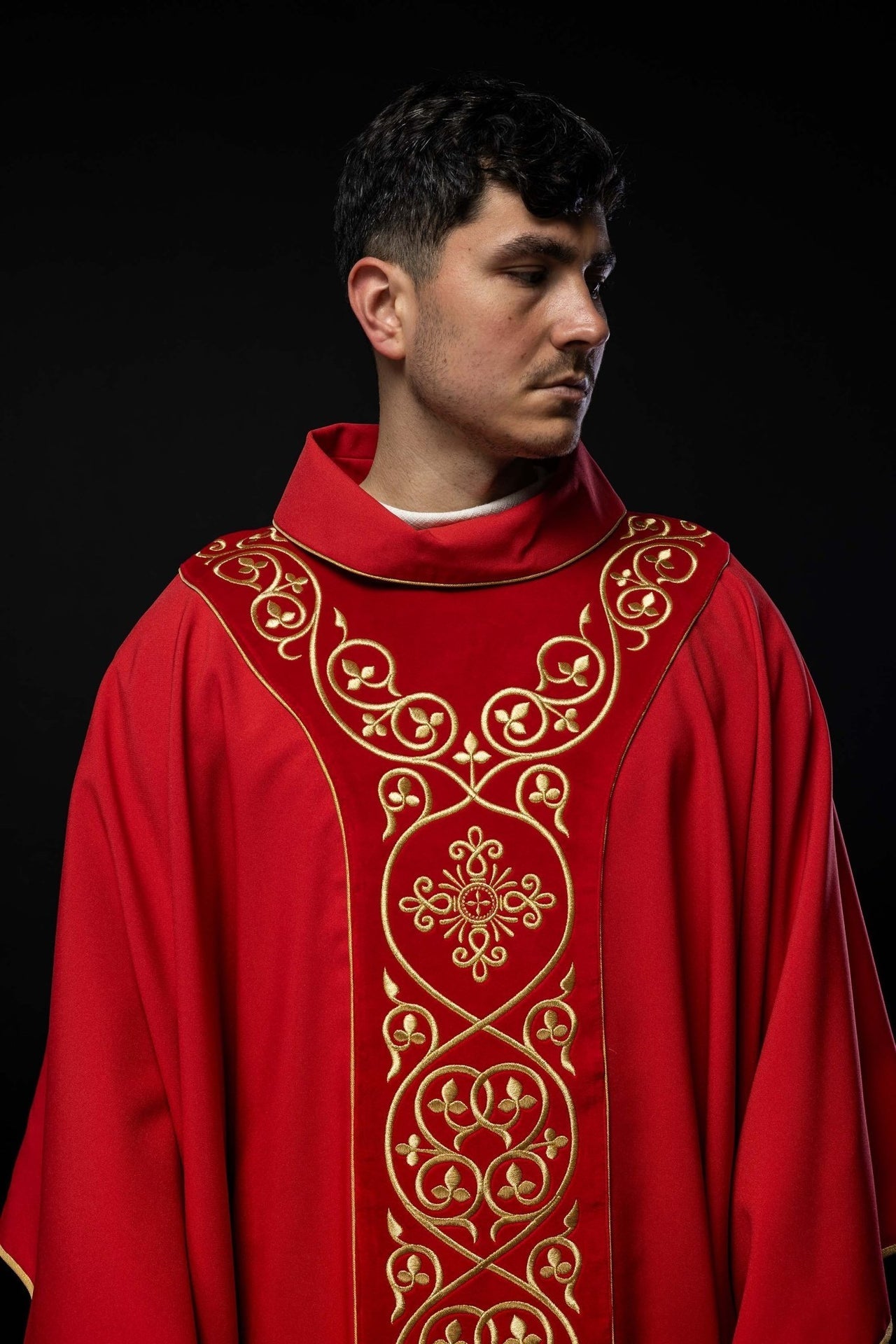 Ornat Liturgiczny Czerwony z Haftem na Aksamicie i Złotą Lamówką - SZATYLITURGICZNE.PL