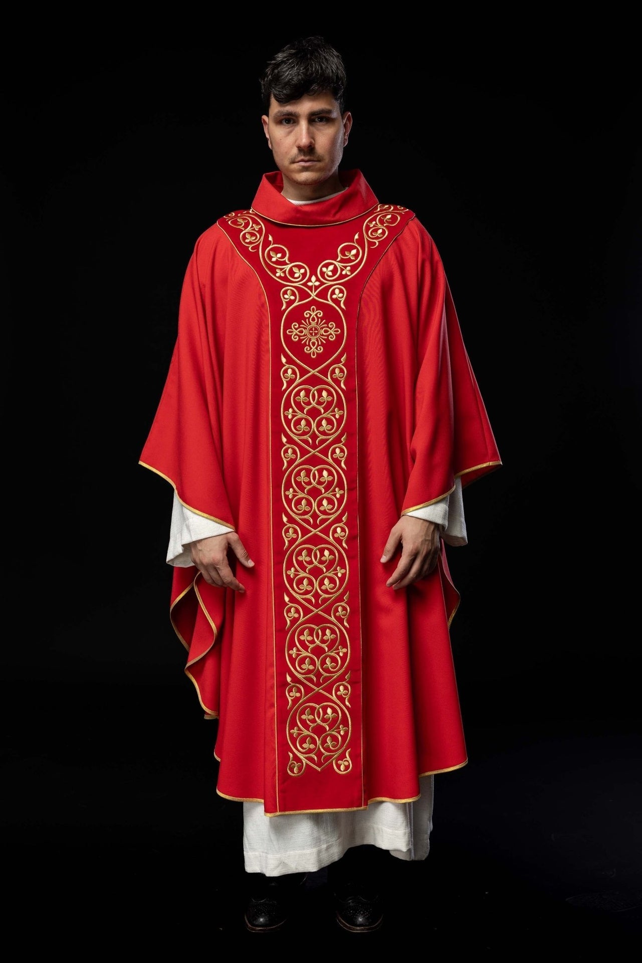 Ornat Liturgiczny Czerwony z Haftem na Aksamicie i Złotą Lamówką - SZATYLITURGICZNE.PL