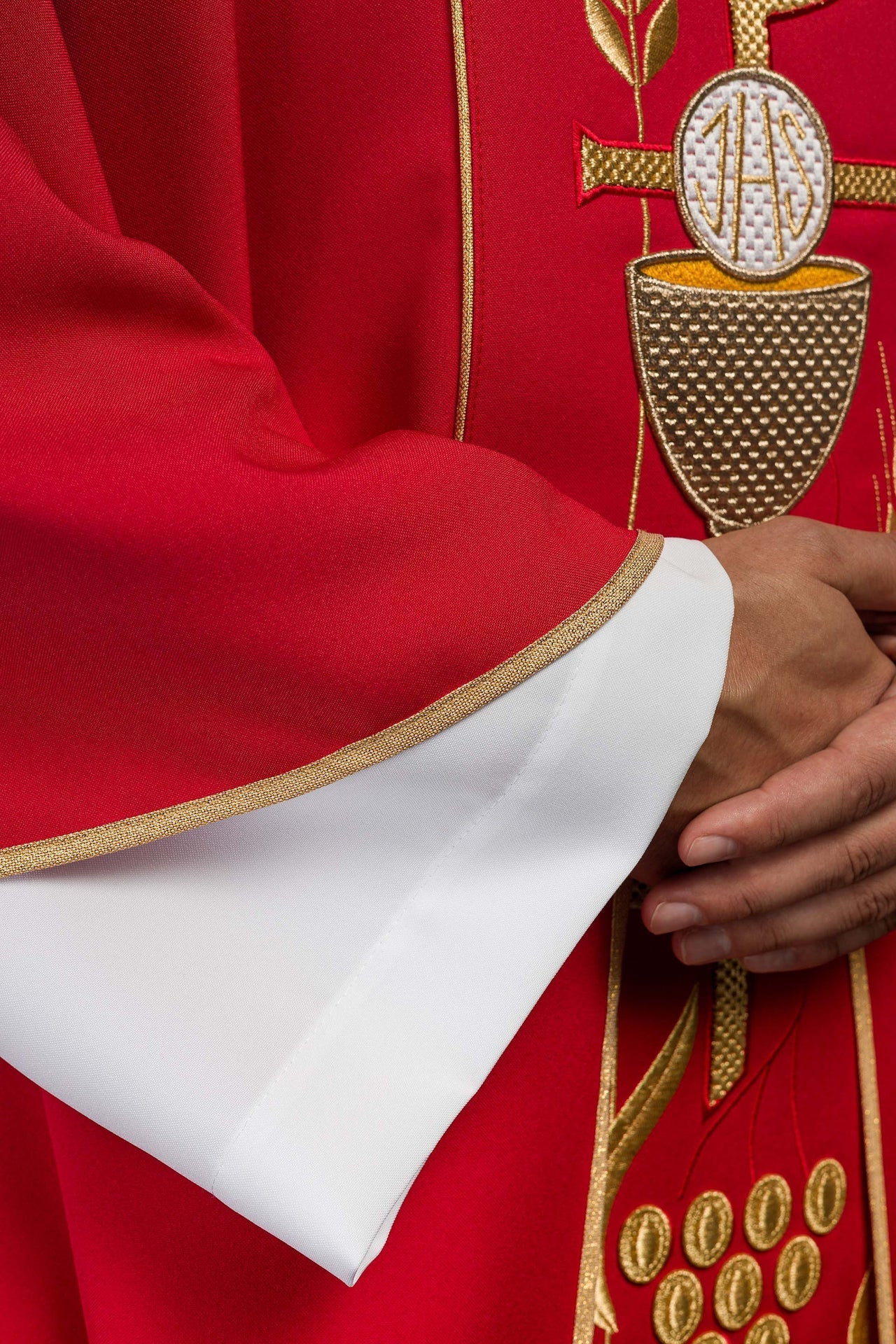 Ornat Liturgiczny Czerwony z Haftowanym Kielichem IHS - Komplet - SZATYLITURGICZNE.PL