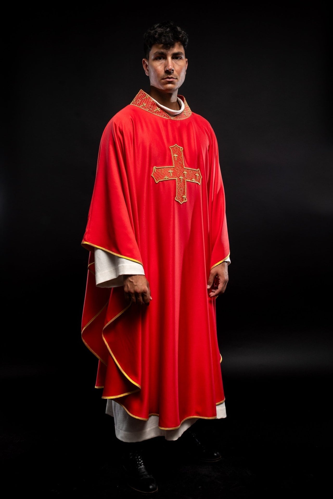 Ornat Liturgiczny Czerwony z Haftowanym Krzyżem - Elegancki Strój Kapłański - SZATYLITURGICZNE.PL