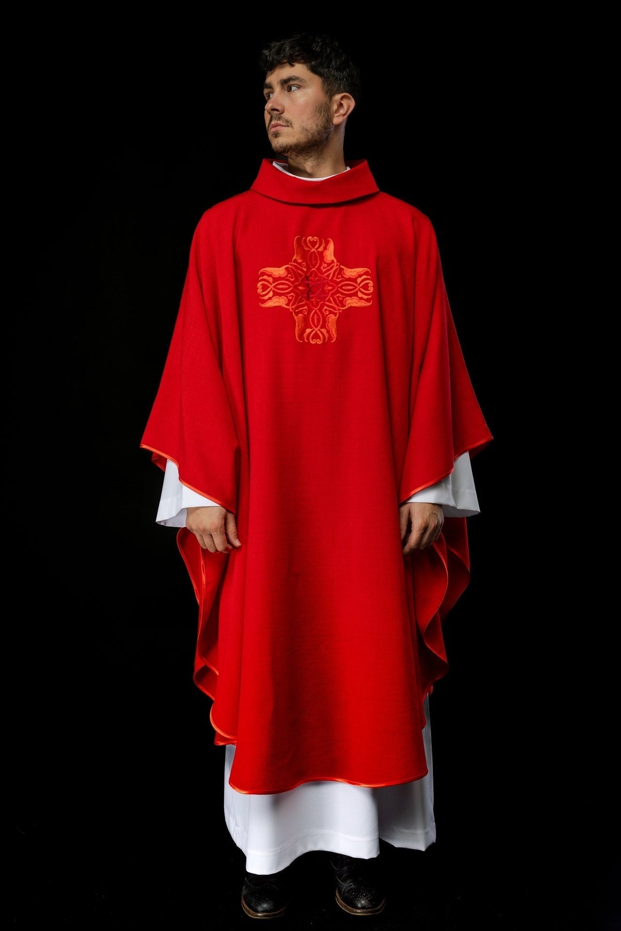 Ornat Liturgiczny Czerwony z Haftowanym Krzyżem i Stułą - SZATYLITURGICZNE.PL