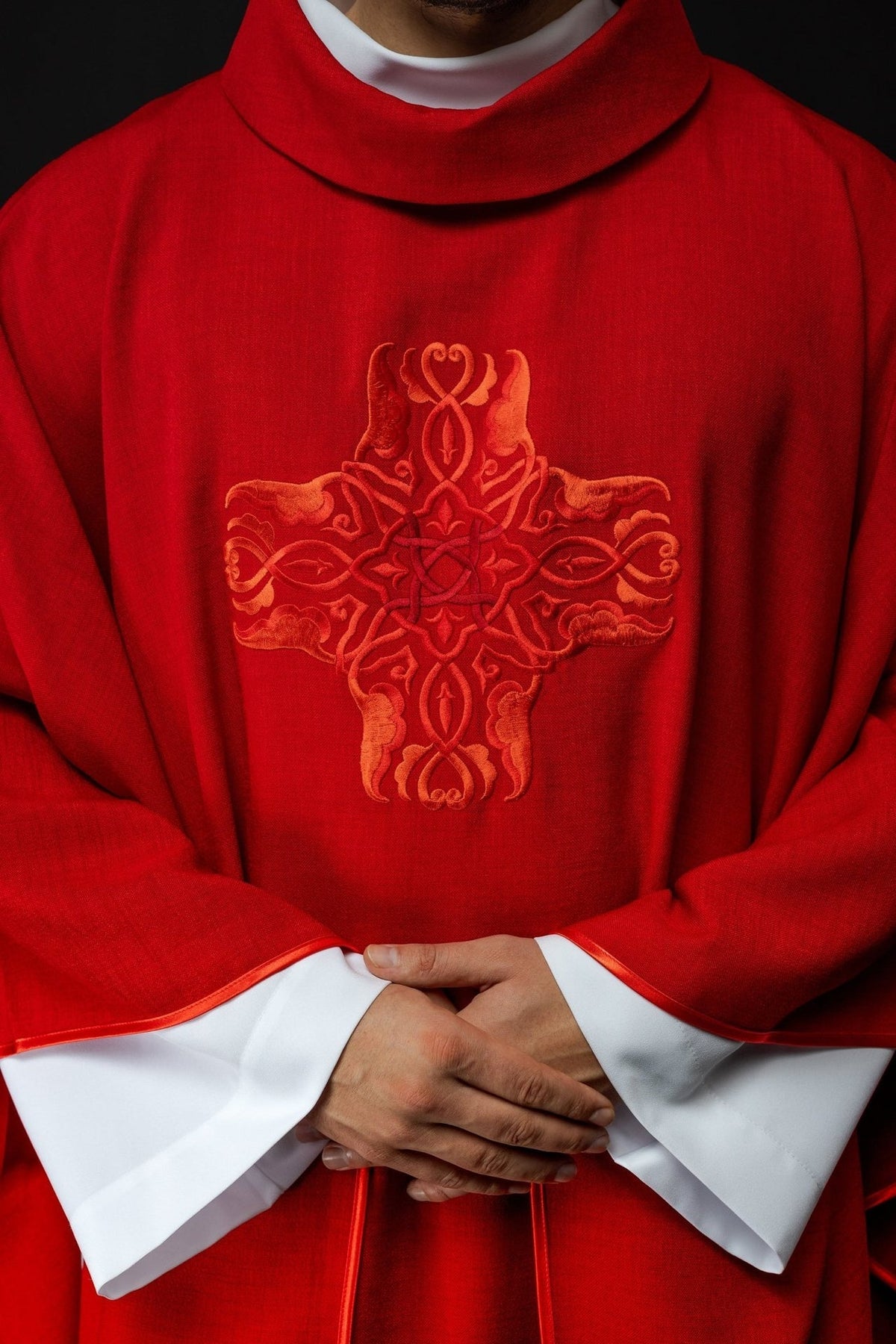 Ornat Liturgiczny Czerwony z Haftowanym Krzyżem i Stułą - SZATYLITURGICZNE.PL