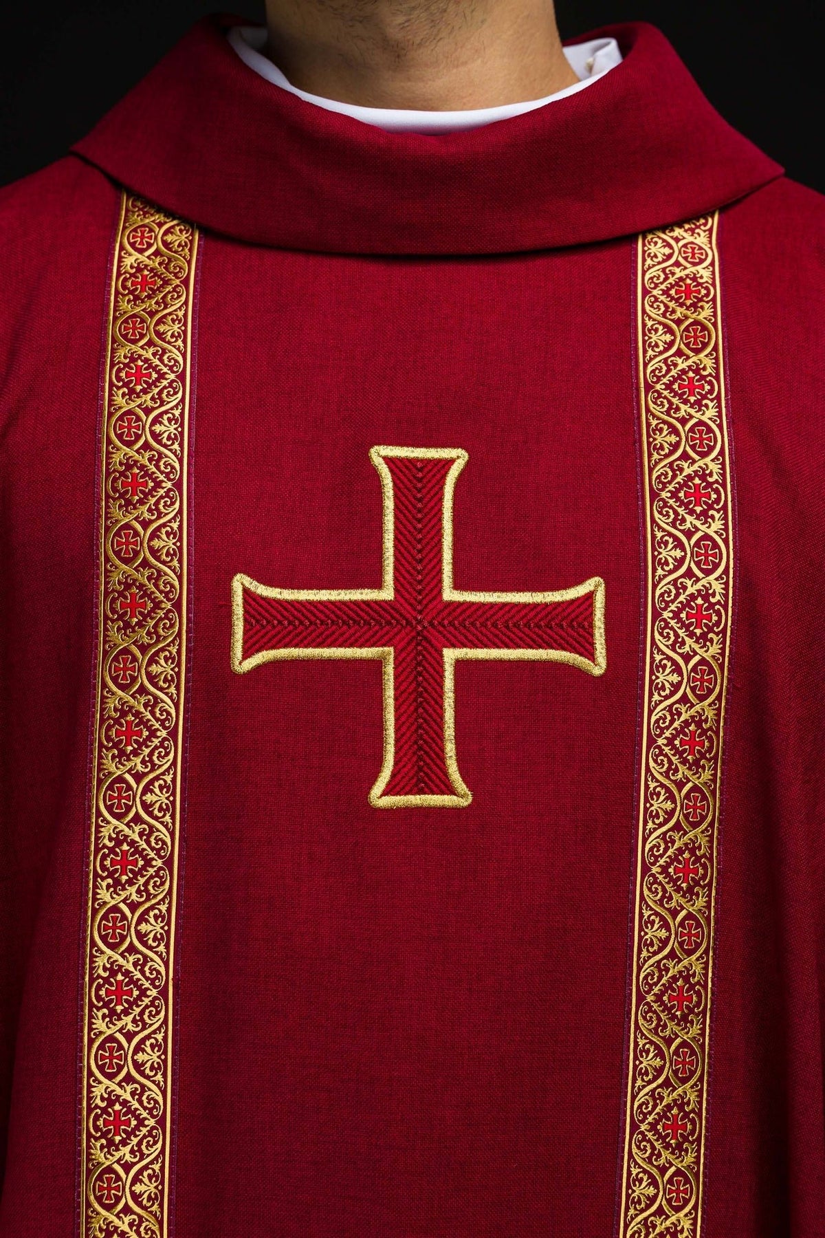 Ornat liturgiczny czerwony z haftowanym krzyżem i taśmami żakardowymi - SZATYLITURGICZNE.PL