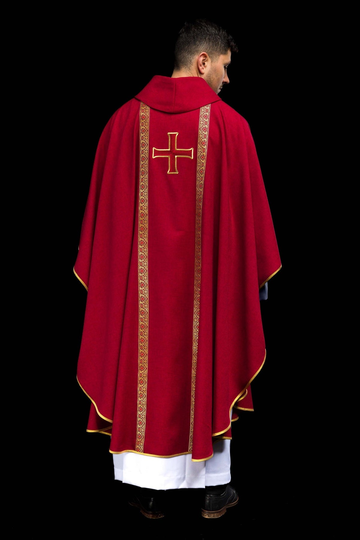 Ornat liturgiczny czerwony z haftowanym krzyżem i taśmami żakardowymi - SZATYLITURGICZNE.PL