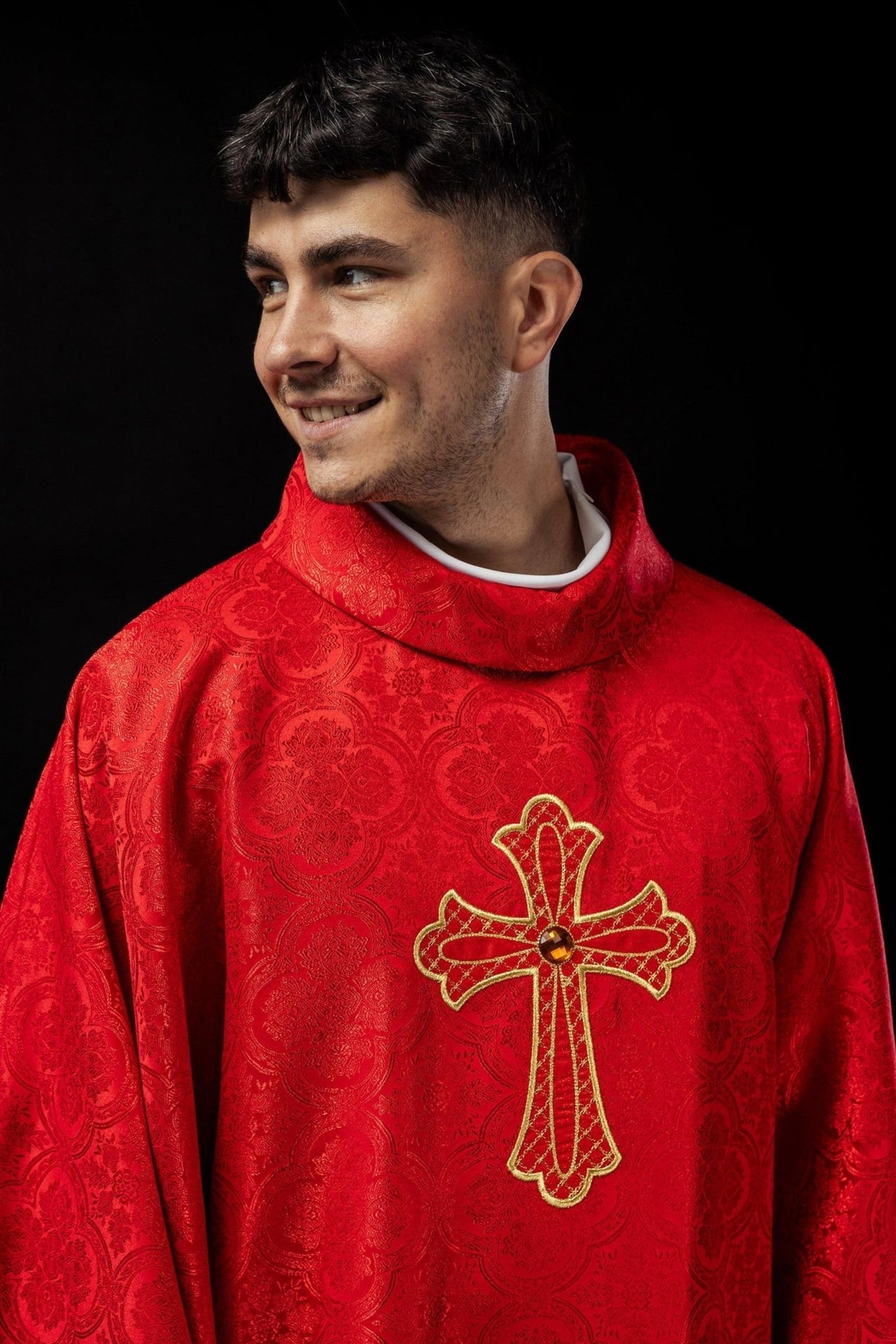Ornat Liturgiczny Czerwony z Haftowanym Krzyżem i Złotą Lamówką - SZATYLITURGICZNE.PL