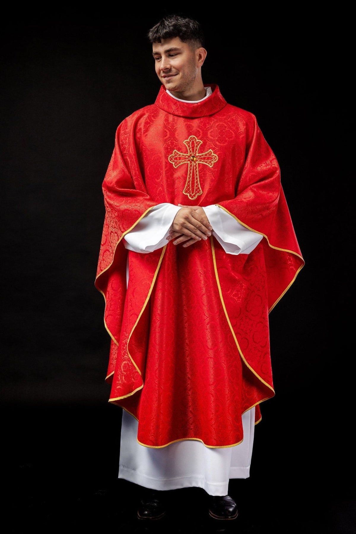 Ornat Liturgiczny Czerwony z Haftowanym Krzyżem i Złotą Lamówką - SZATYLITURGICZNE.PL