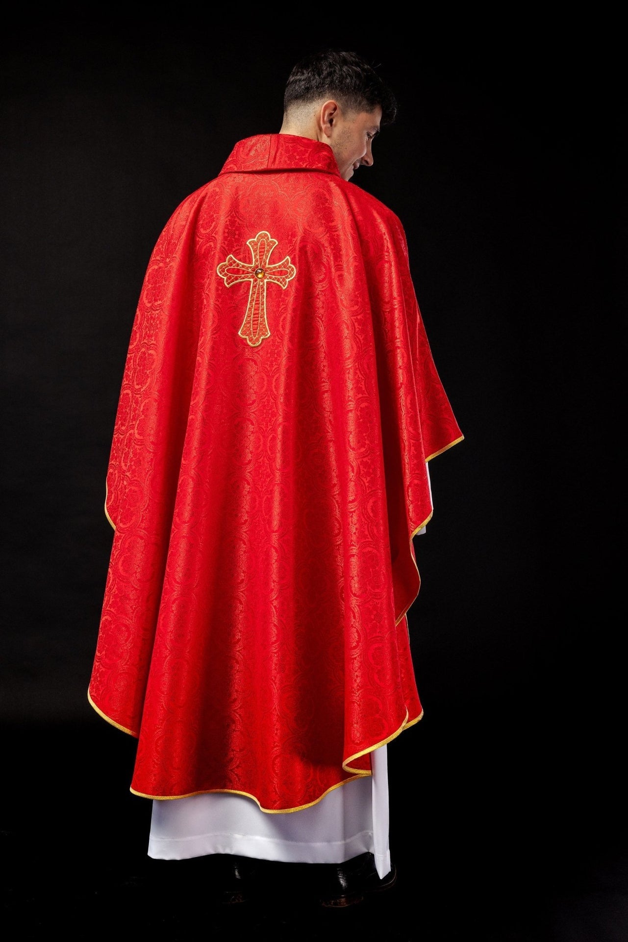 Ornat Liturgiczny Czerwony z Haftowanym Krzyżem i Złotą Lamówką - SZATYLITURGICZNE.PL