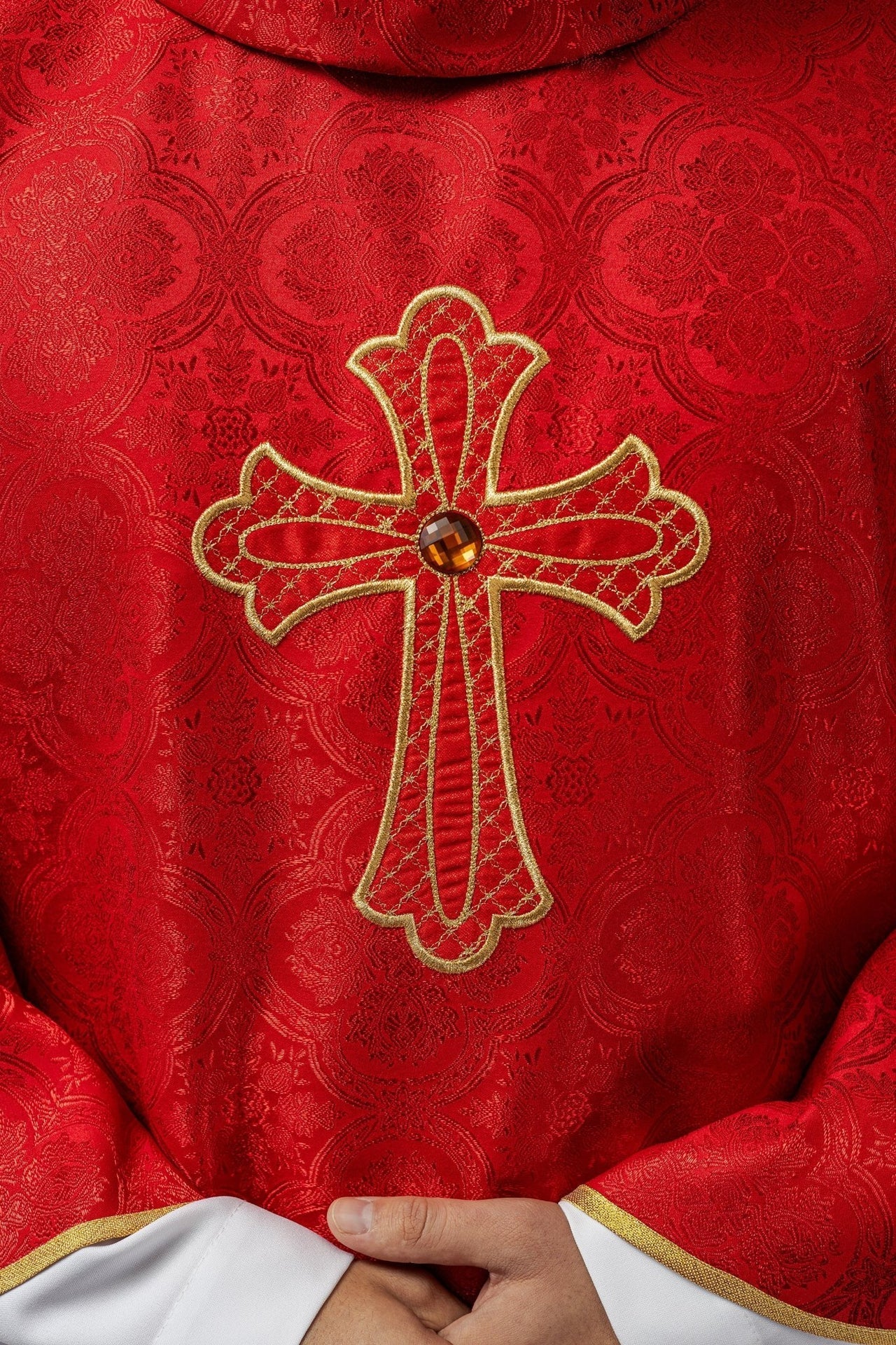 Ornat Liturgiczny Czerwony z Haftowanym Krzyżem i Złotą Lamówką - SZATYLITURGICZNE.PL