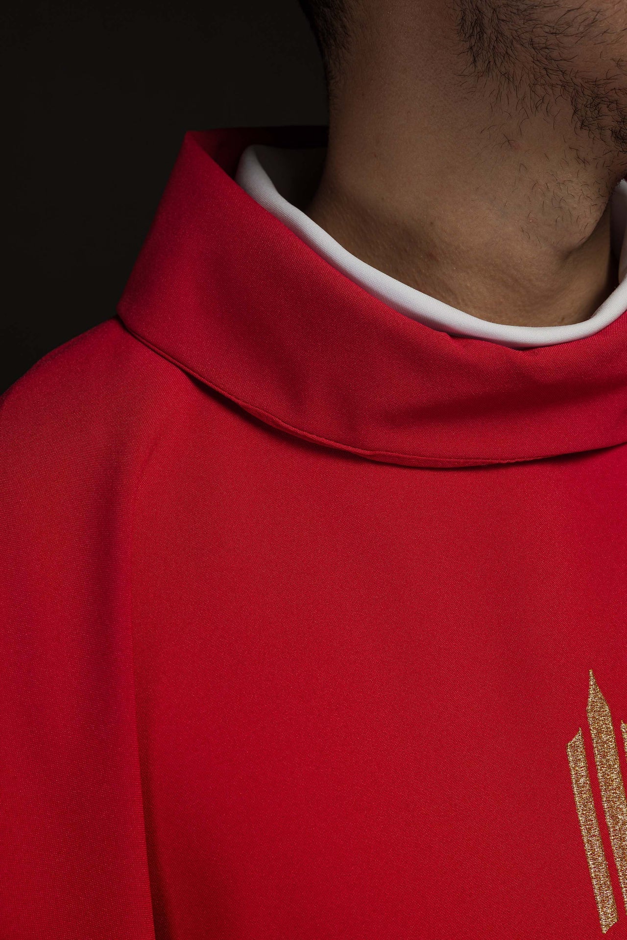 Ornat Liturgiczny Czerwony z Haftowanym Krzyżem IHS - Polski Producent - SZATYLITURGICZNE.PL