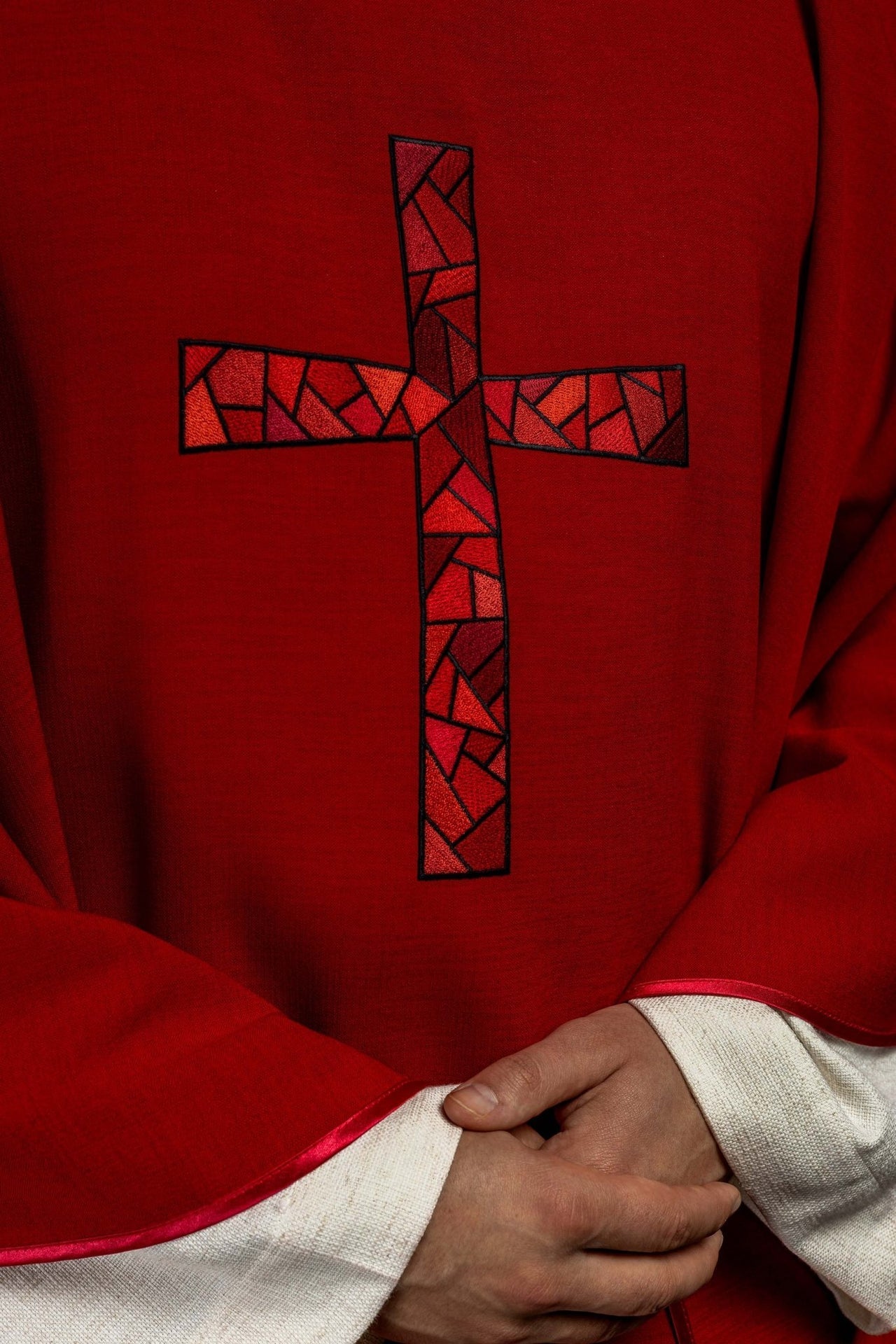 Ornat Liturgiczny Czerwony z Haftowanym Krzyżem Mozaikowym - SZATYLITURGICZNE.PL