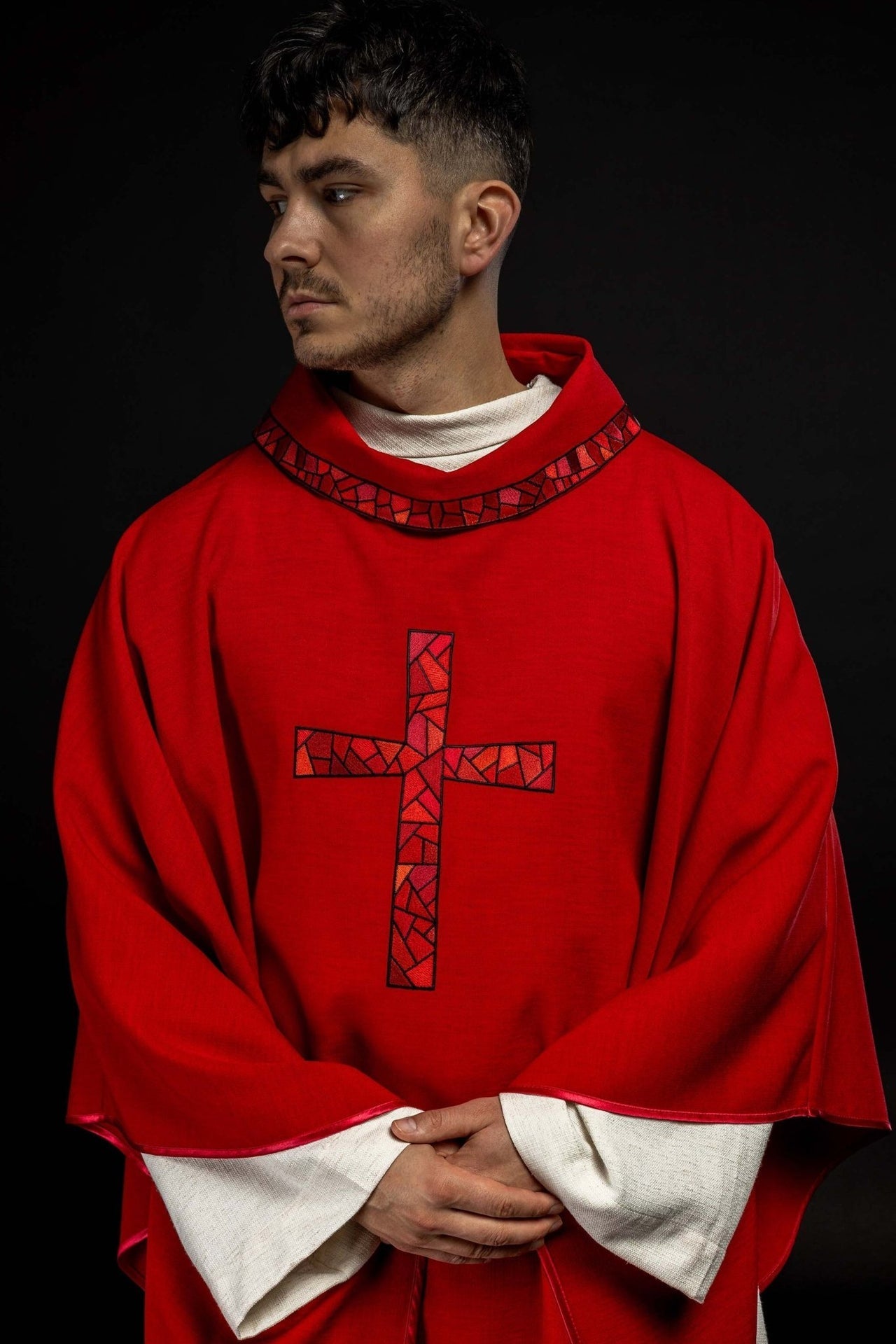 Ornat Liturgiczny Czerwony z Haftowanym Krzyżem Mozaikowym - SZATYLITURGICZNE.PL