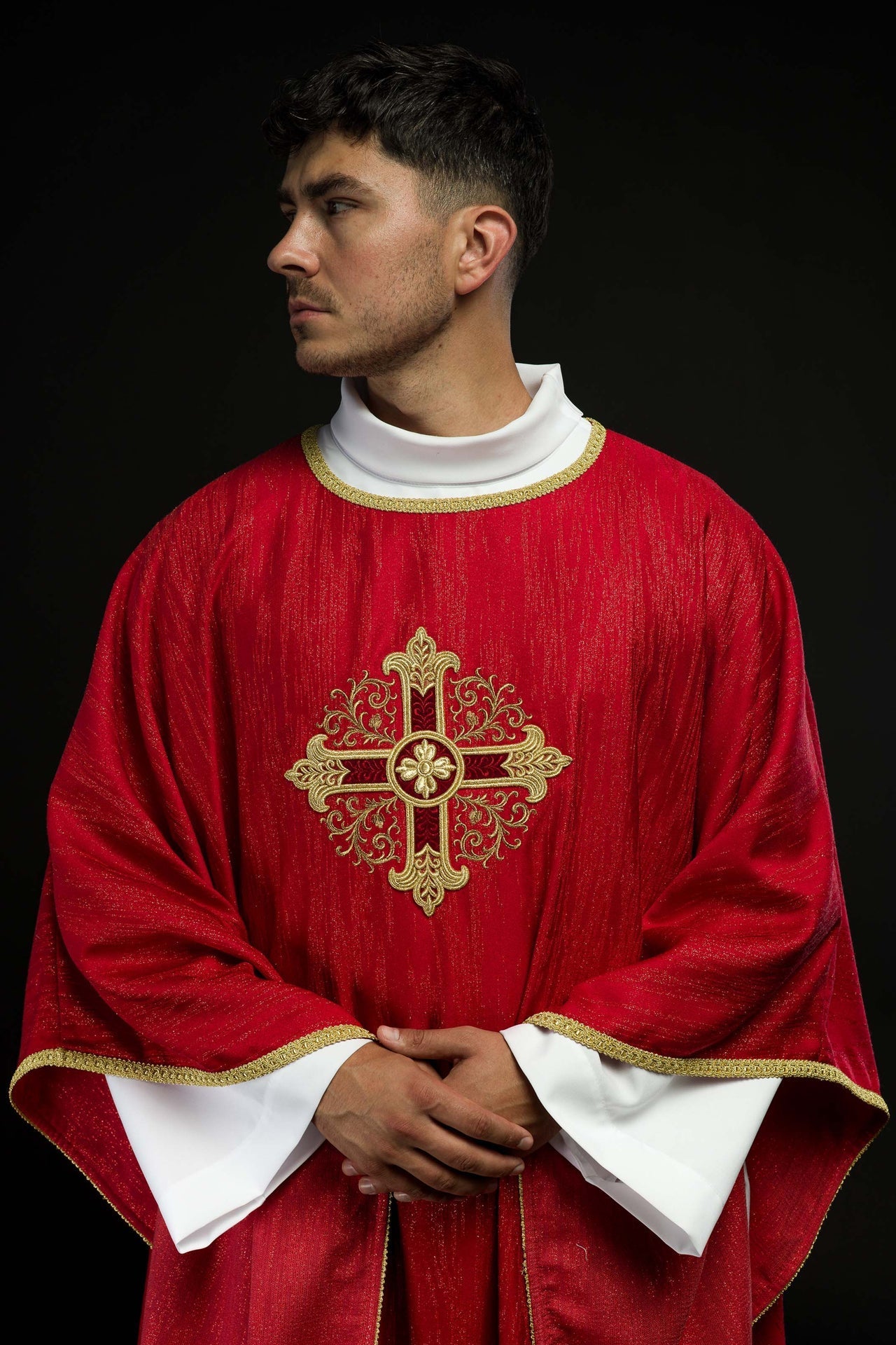 Ornat Liturgiczny Czerwony z Haftowanym Krzyżem - Polska Produkcja - SZATYLITURGICZNE.PL