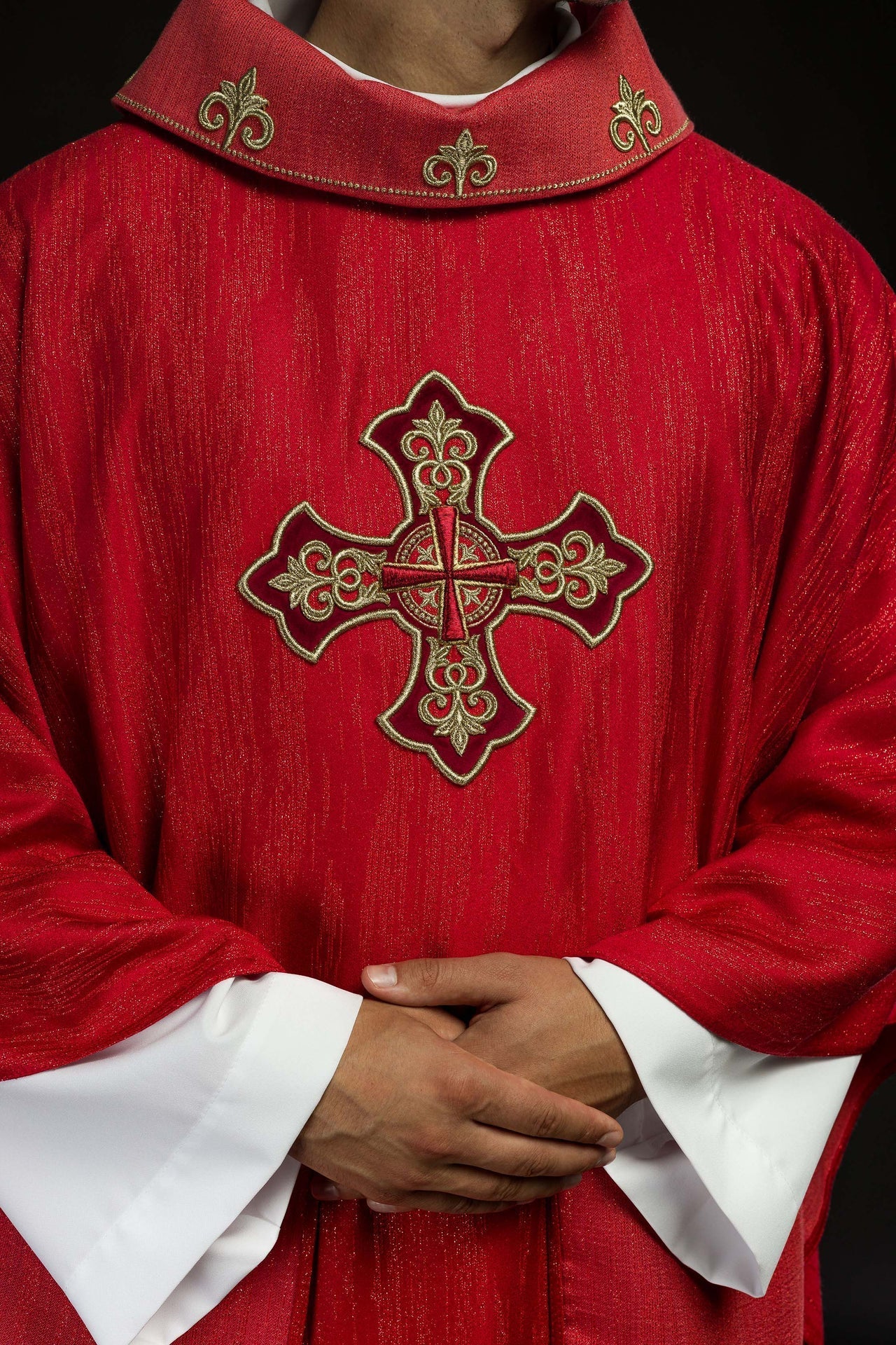 Ornat Liturgiczny Czerwony z Haftowanym Krzyżem - Polska Produkcja - SZATYLITURGICZNE.PL