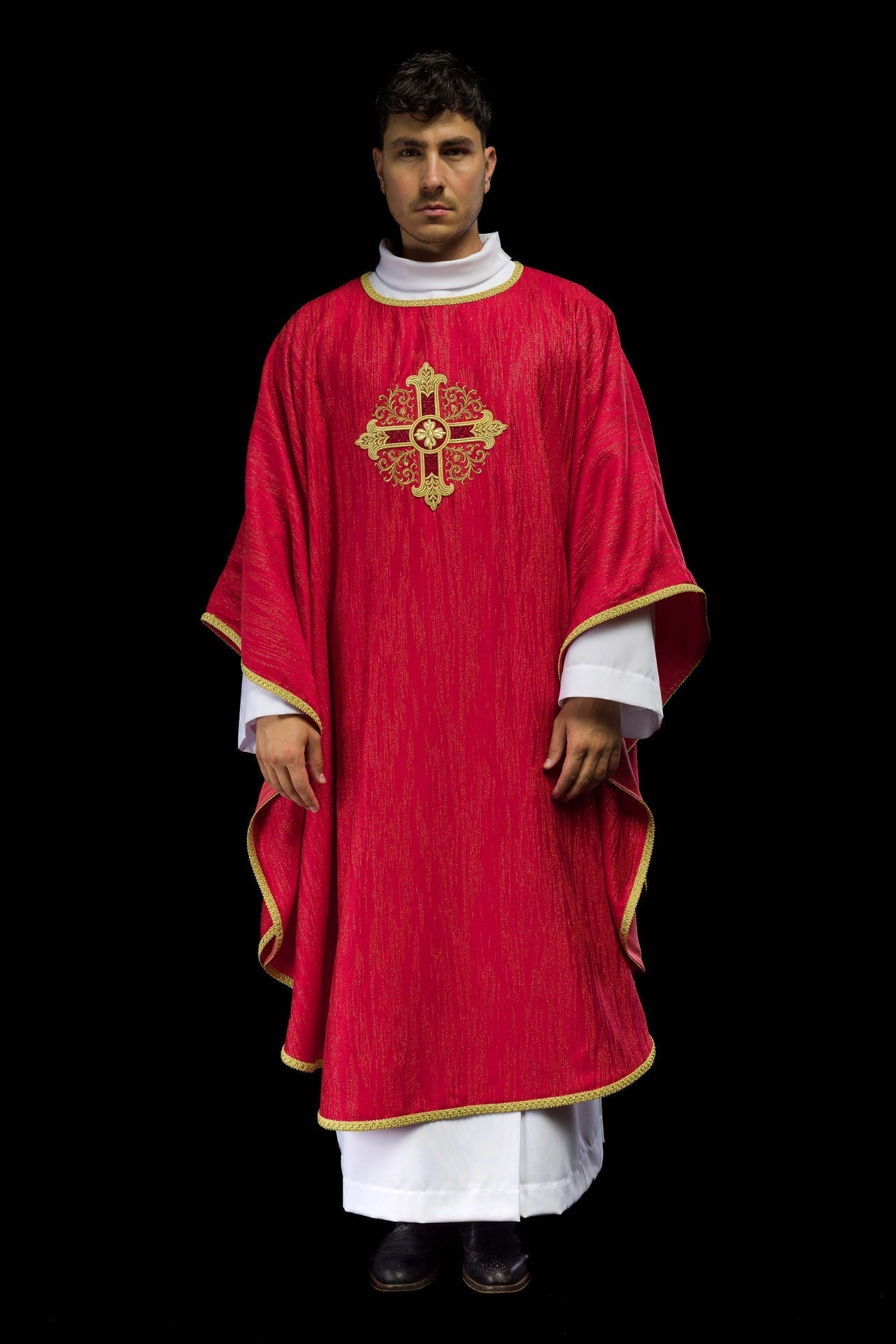 Ornat Liturgiczny Czerwony z Haftowanym Krzyżem - Polska Produkcja - SZATYLITURGICZNE.PL