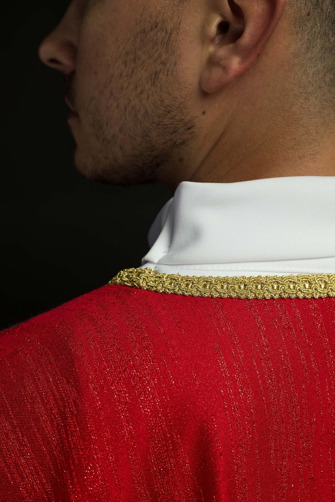 Ornat Liturgiczny Czerwony z Haftowanym Krzyżem - Polska Produkcja - SZATYLITURGICZNE.PL
