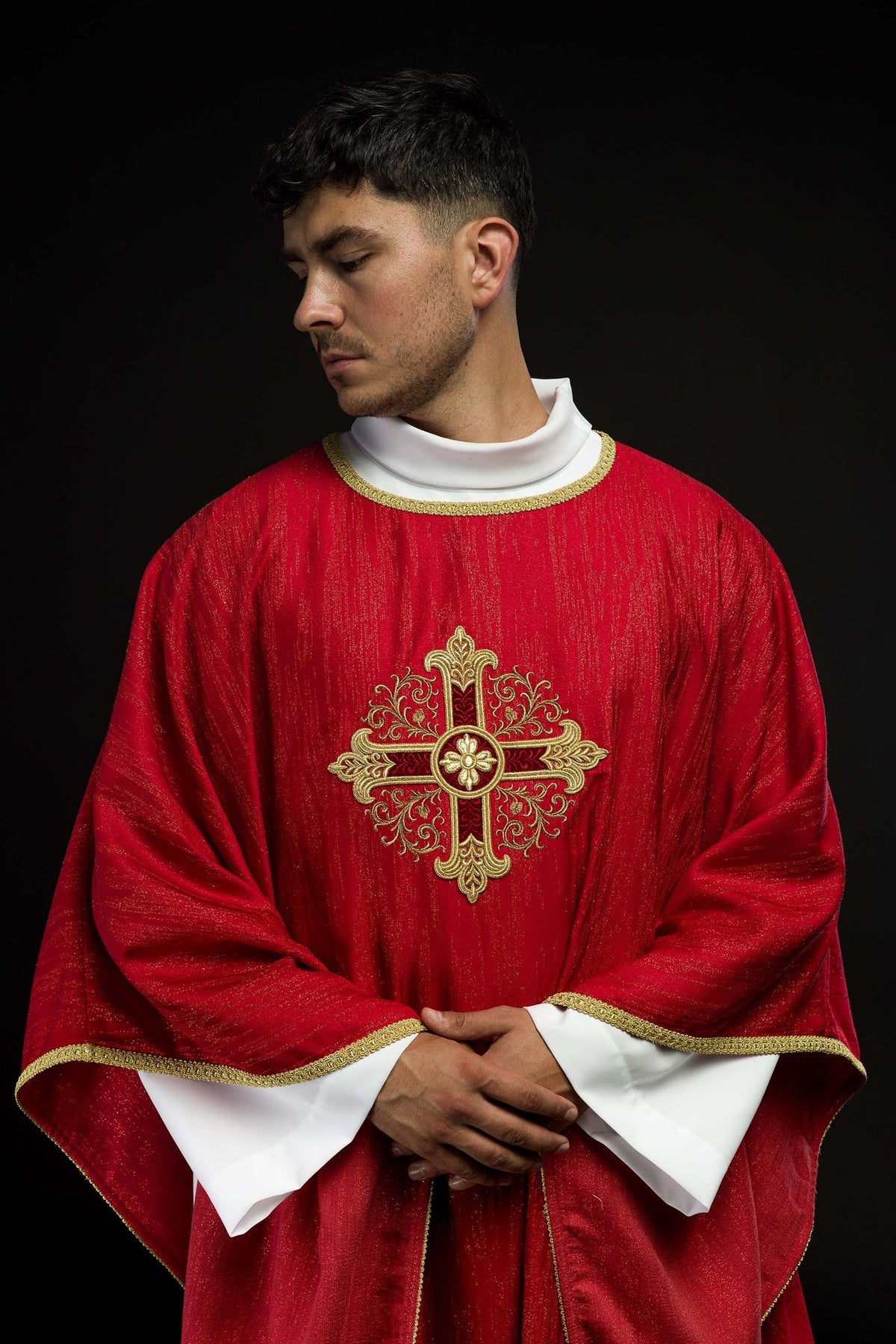 Ornat Liturgiczny Czerwony z Haftowanym Krzyżem - Polska Produkcja - SZATYLITURGICZNE.PL