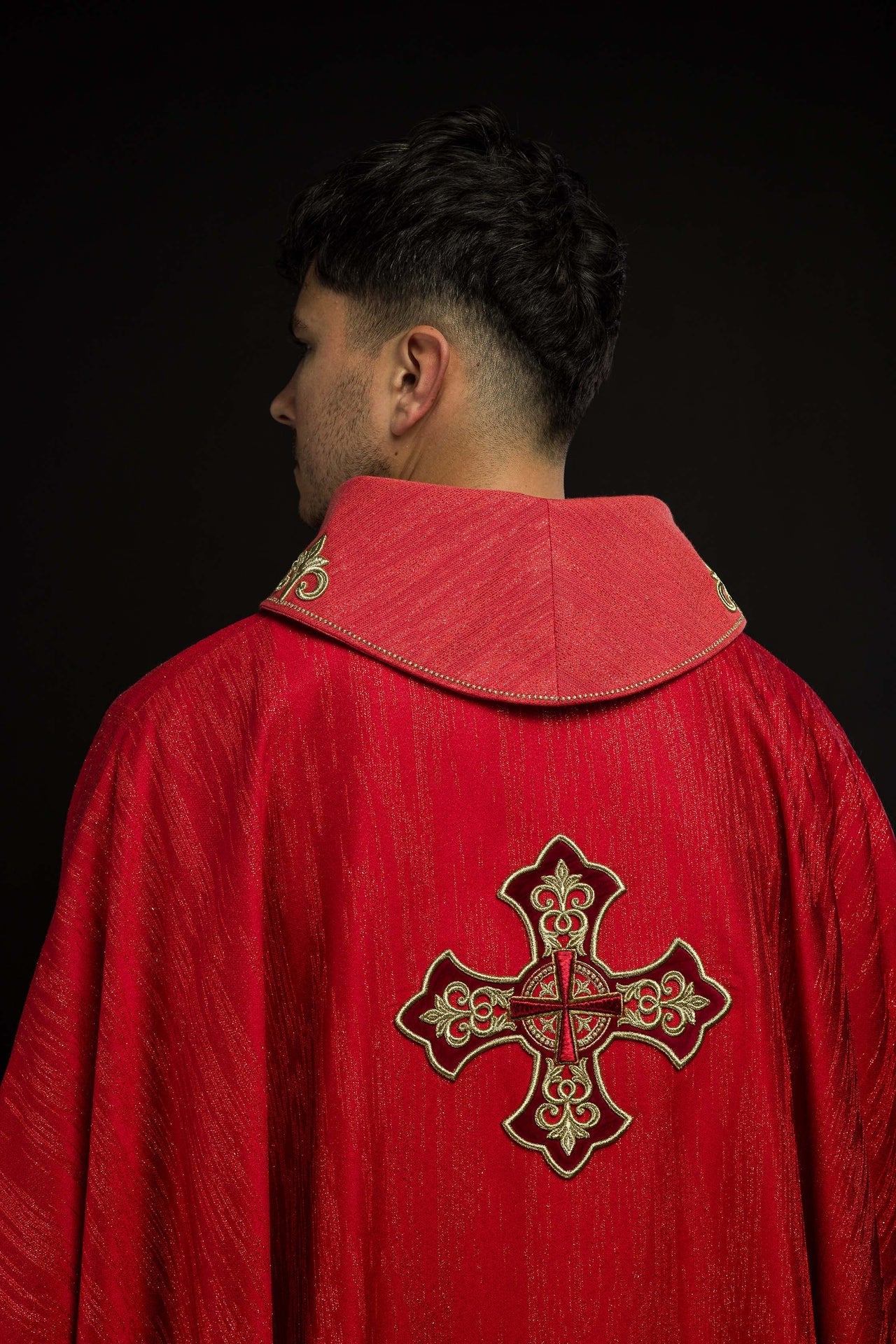 Ornat Liturgiczny Czerwony z Haftowanym Krzyżem - Polska Produkcja - SZATYLITURGICZNE.PL