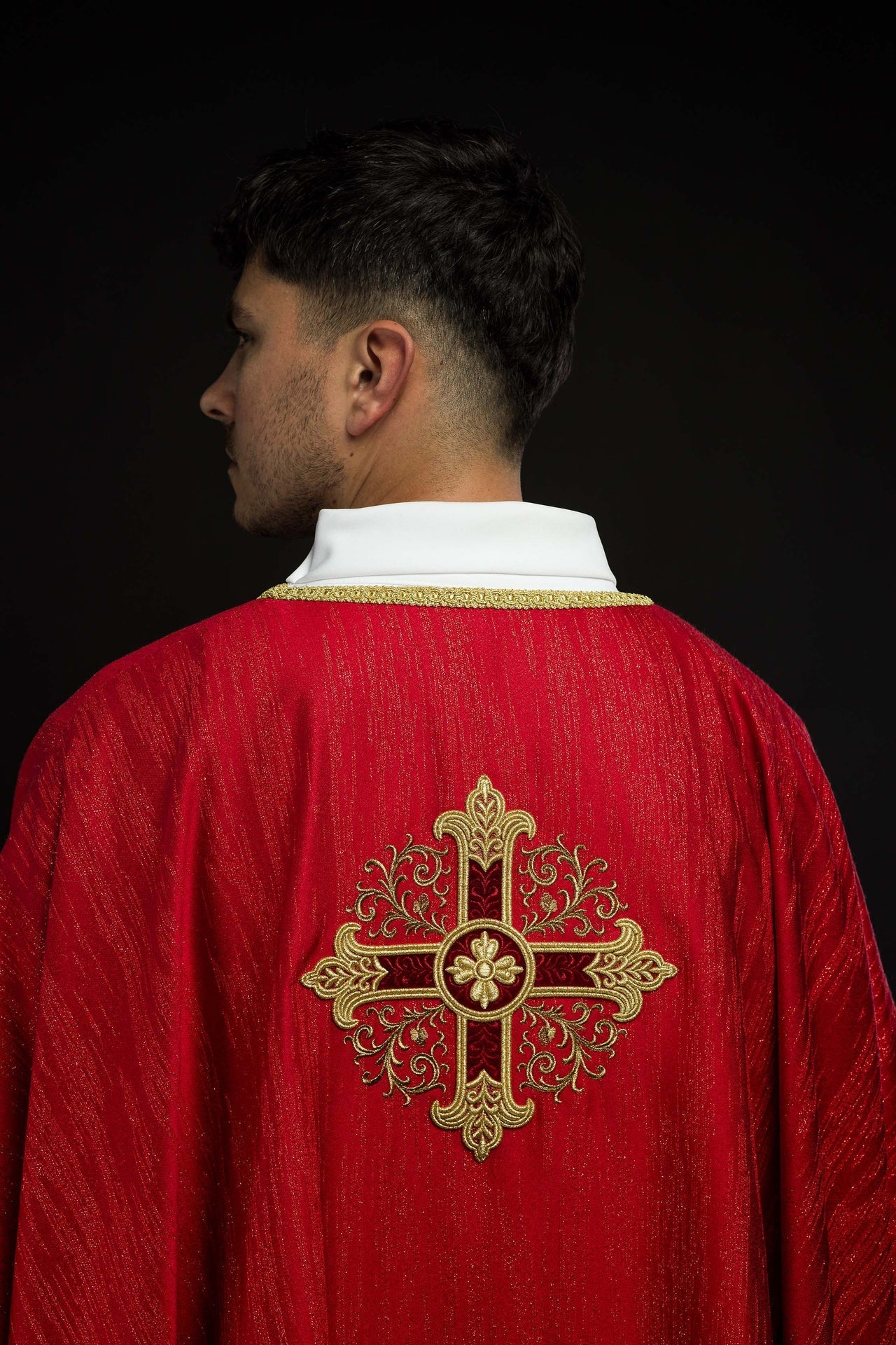 Ornat Liturgiczny Czerwony z Haftowanym Krzyżem - Polska Produkcja - SZATYLITURGICZNE.PL