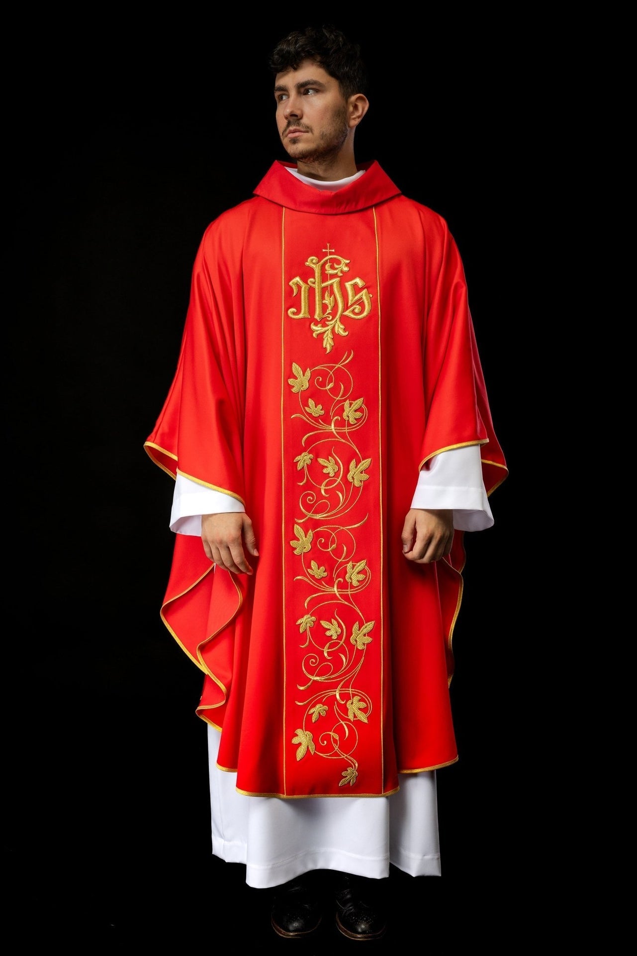 Ornat Liturgiczny Czerwony z Haftowanym Pasem Florystycznym IHS - SZATYLITURGICZNE.PL