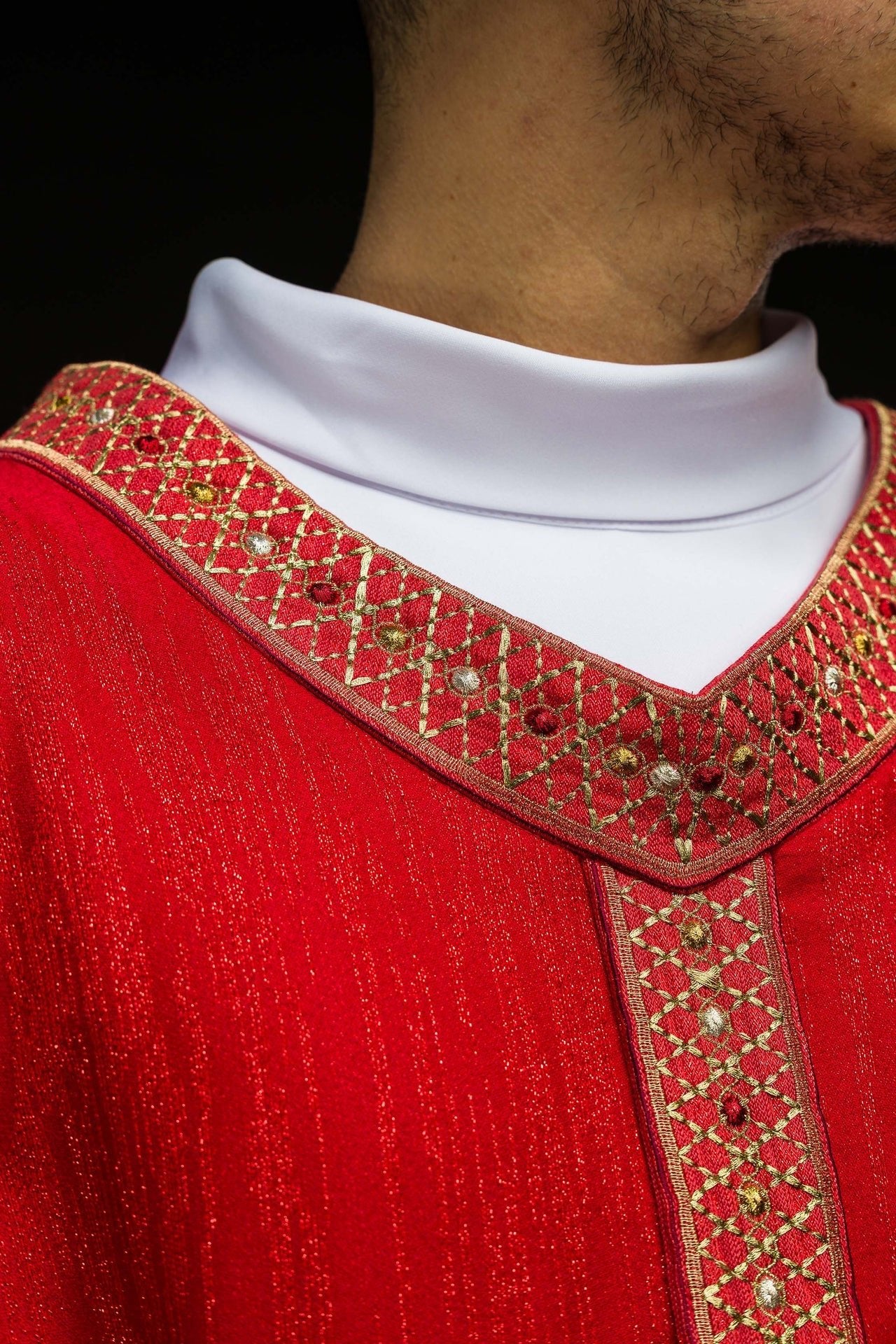 Ornat Liturgiczny Czerwony z Haftowanym Pasem i Kołnierzem - Elanowełna - SZATYLITURGICZNE.PL