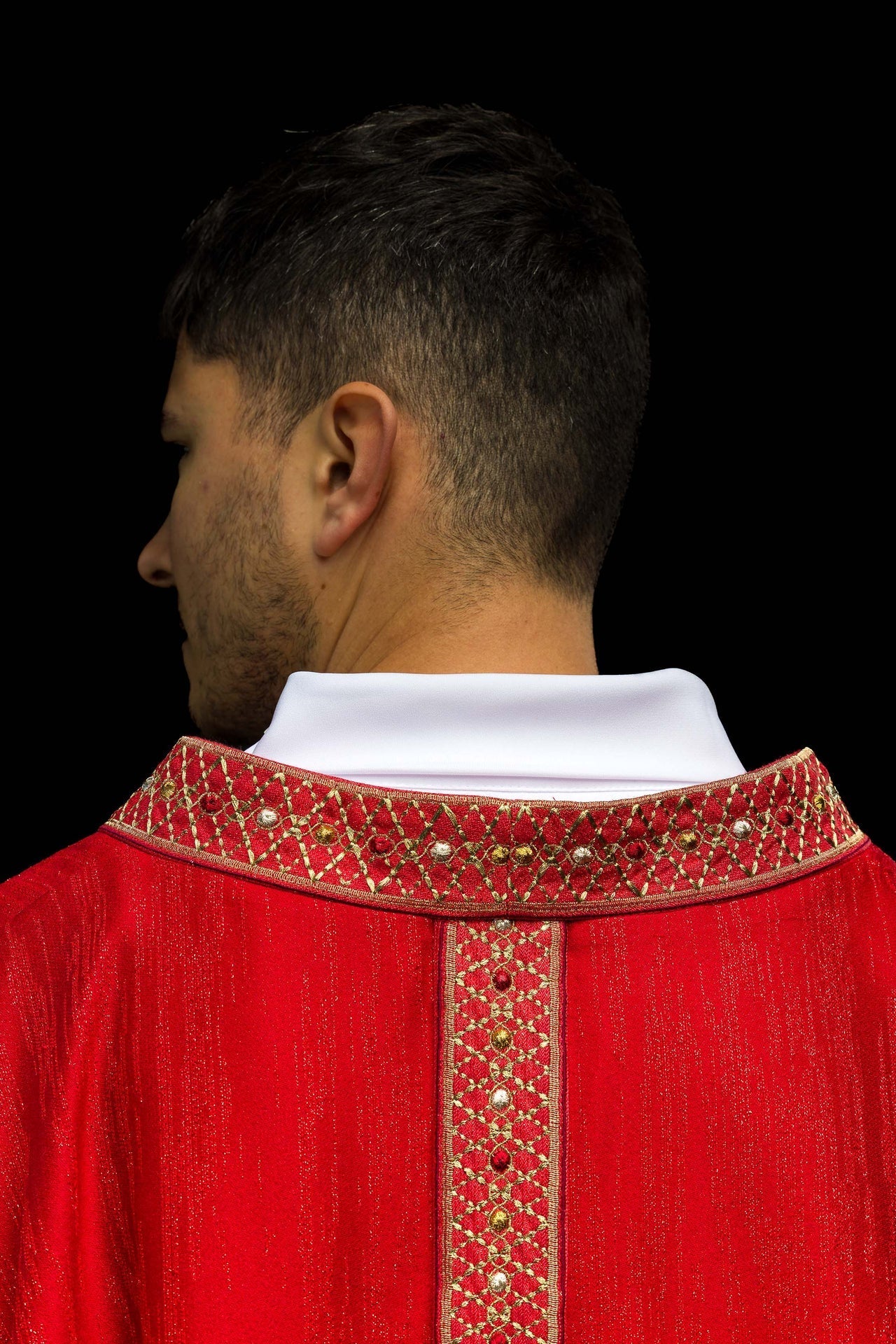 Ornat Liturgiczny Czerwony z Haftowanym Pasem i Kołnierzem - Elanowełna - SZATYLITURGICZNE.PL