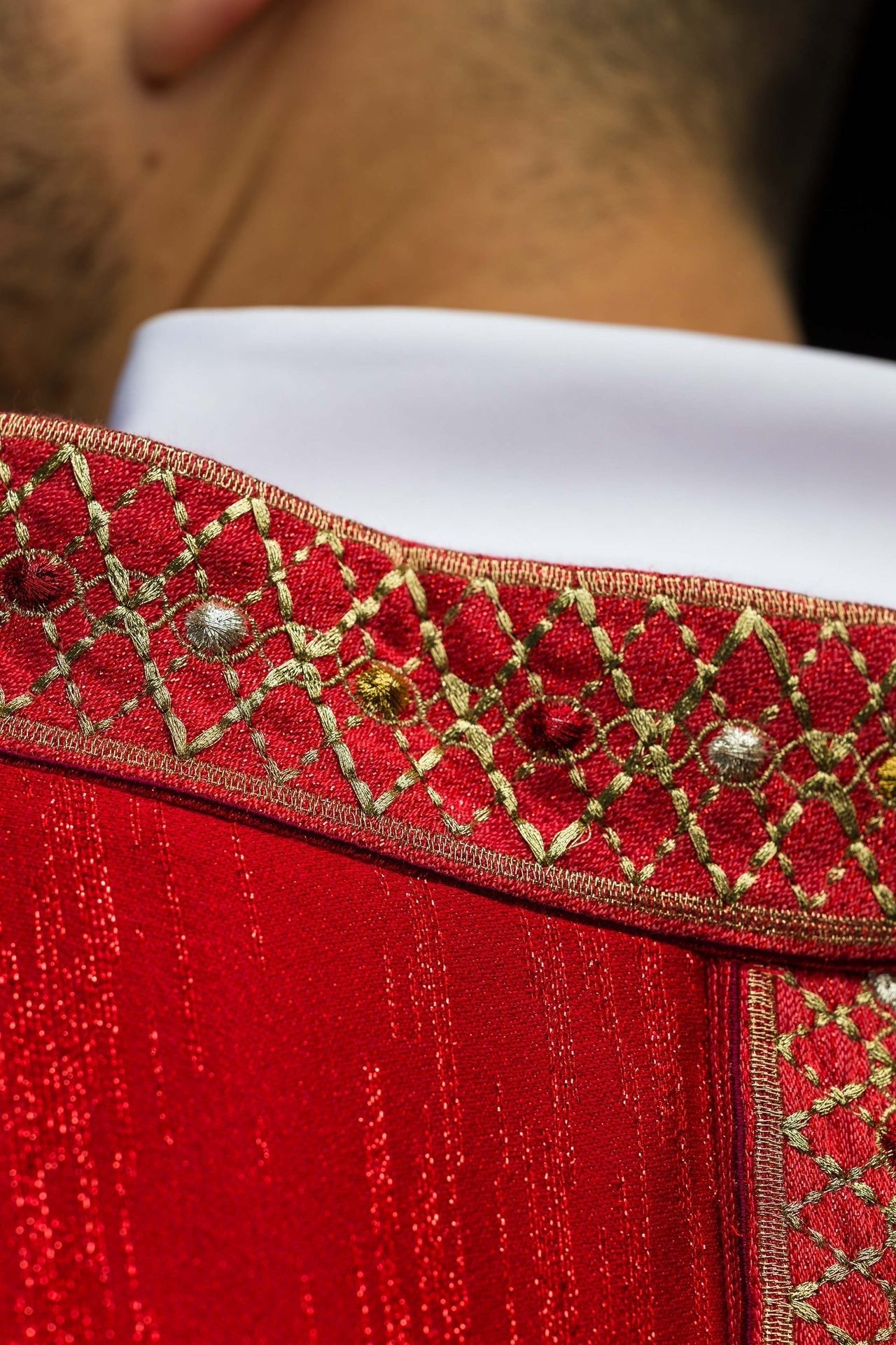 Ornat Liturgiczny Czerwony z Haftowanym Pasem i Kołnierzem - Elanowełna - SZATYLITURGICZNE.PL