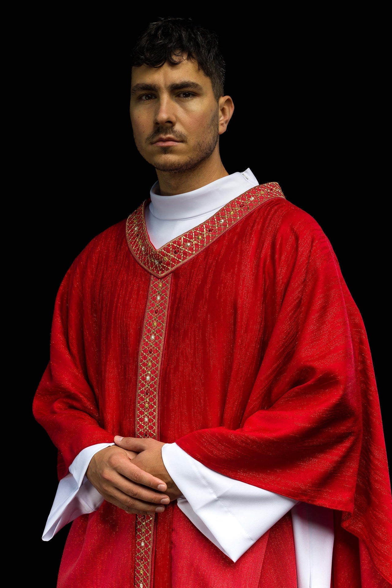 Ornat Liturgiczny Czerwony z Haftowanym Pasem i Kołnierzem - Elanowełna - SZATYLITURGICZNE.PL