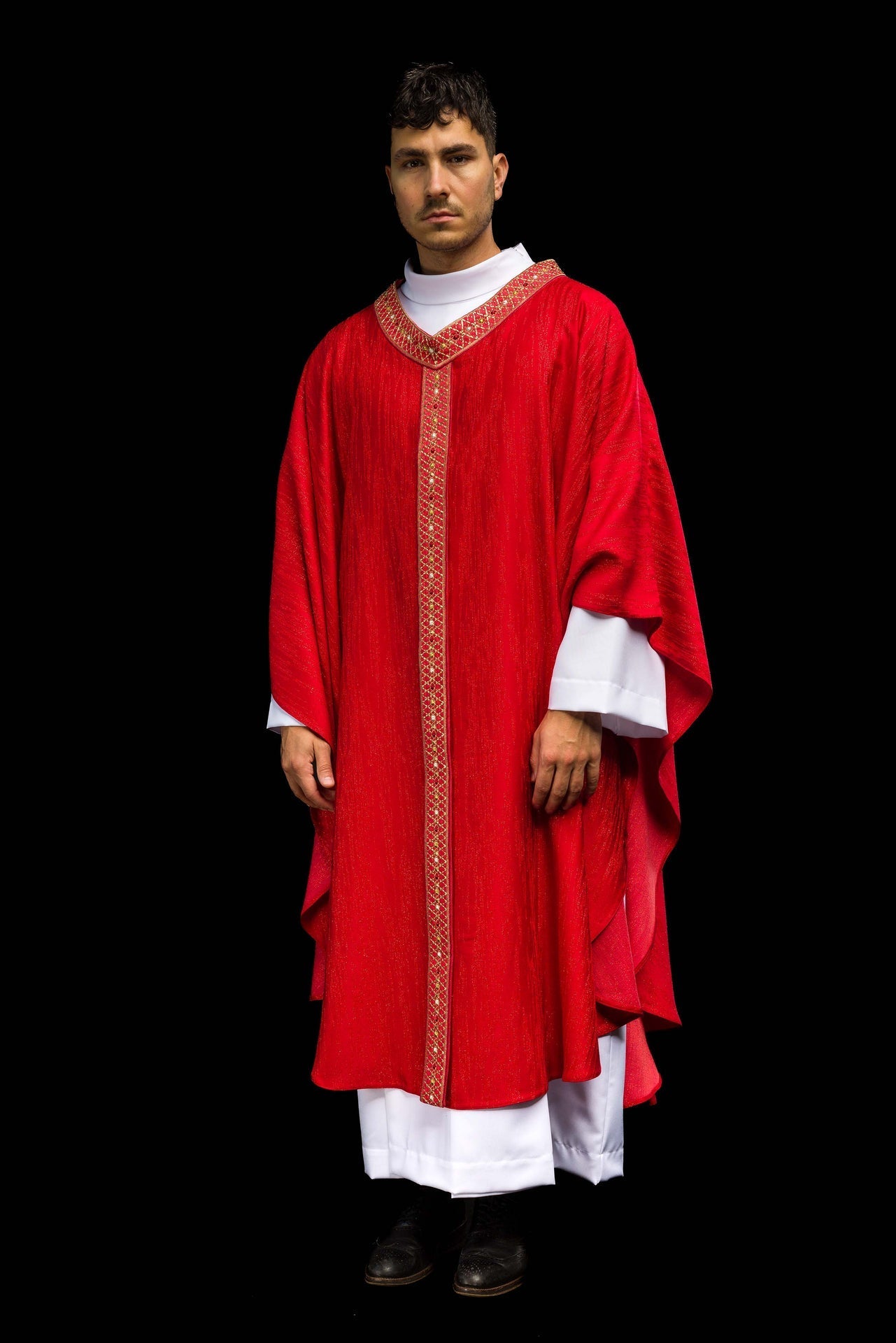 Ornat Liturgiczny Czerwony z Haftowanym Pasem i Kołnierzem - Elanowełna - SZATYLITURGICZNE.PL