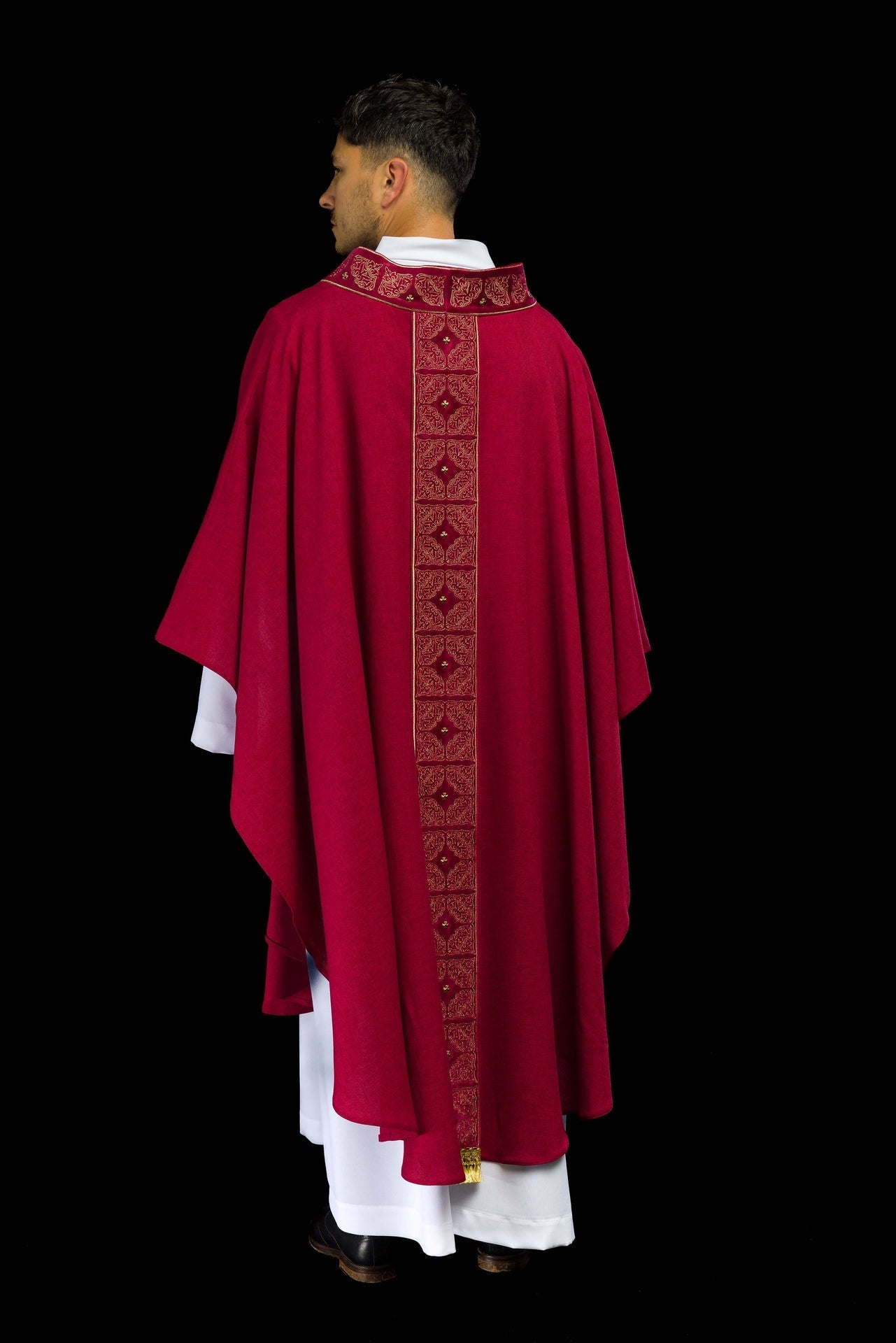 Ornat Liturgiczny Czerwony z Haftowanym Pasem i Stułą - SZATYLITURGICZNE.PL