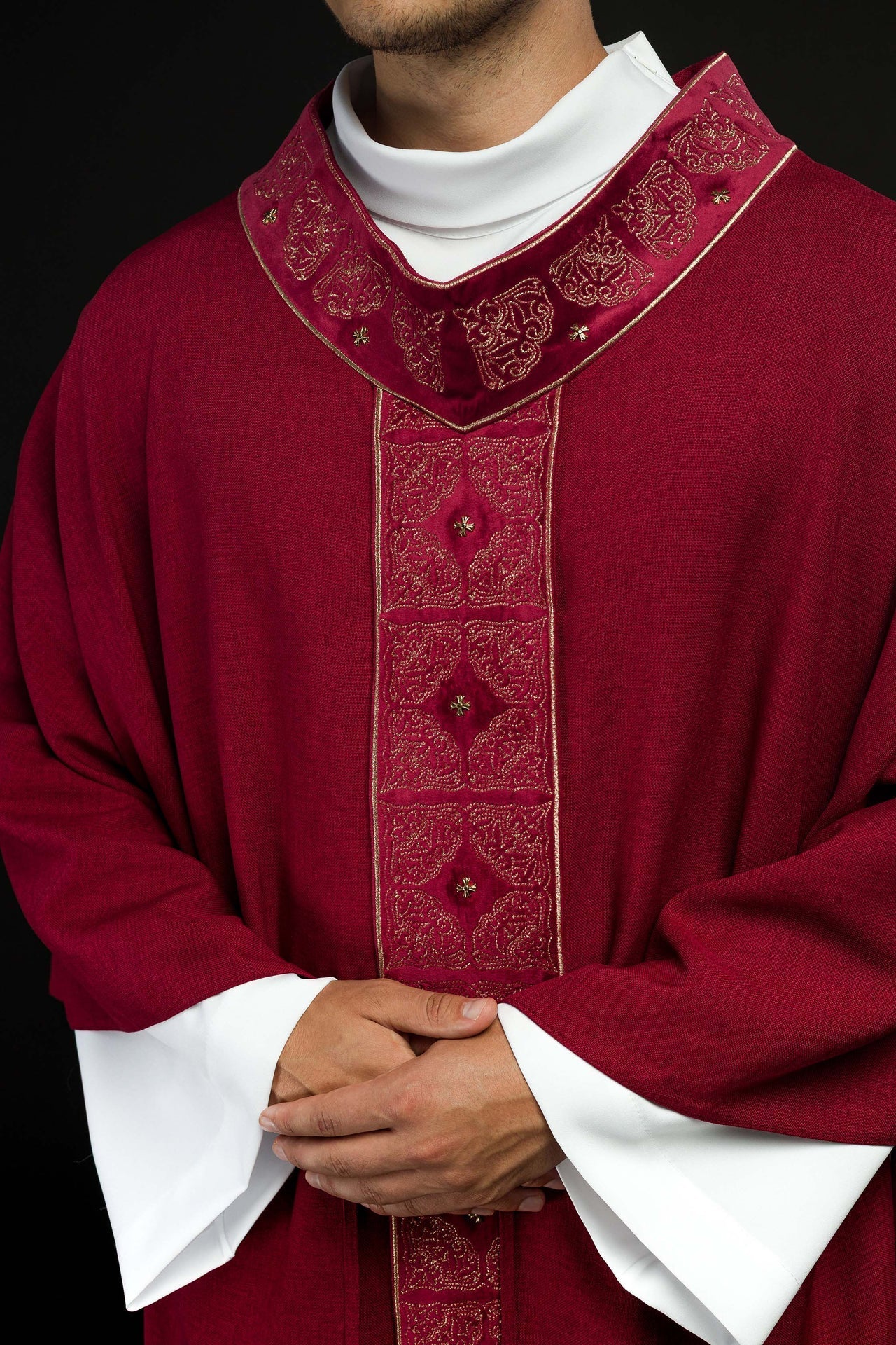 Ornat Liturgiczny Czerwony z Haftowanym Pasem i Stułą - SZATYLITURGICZNE.PL