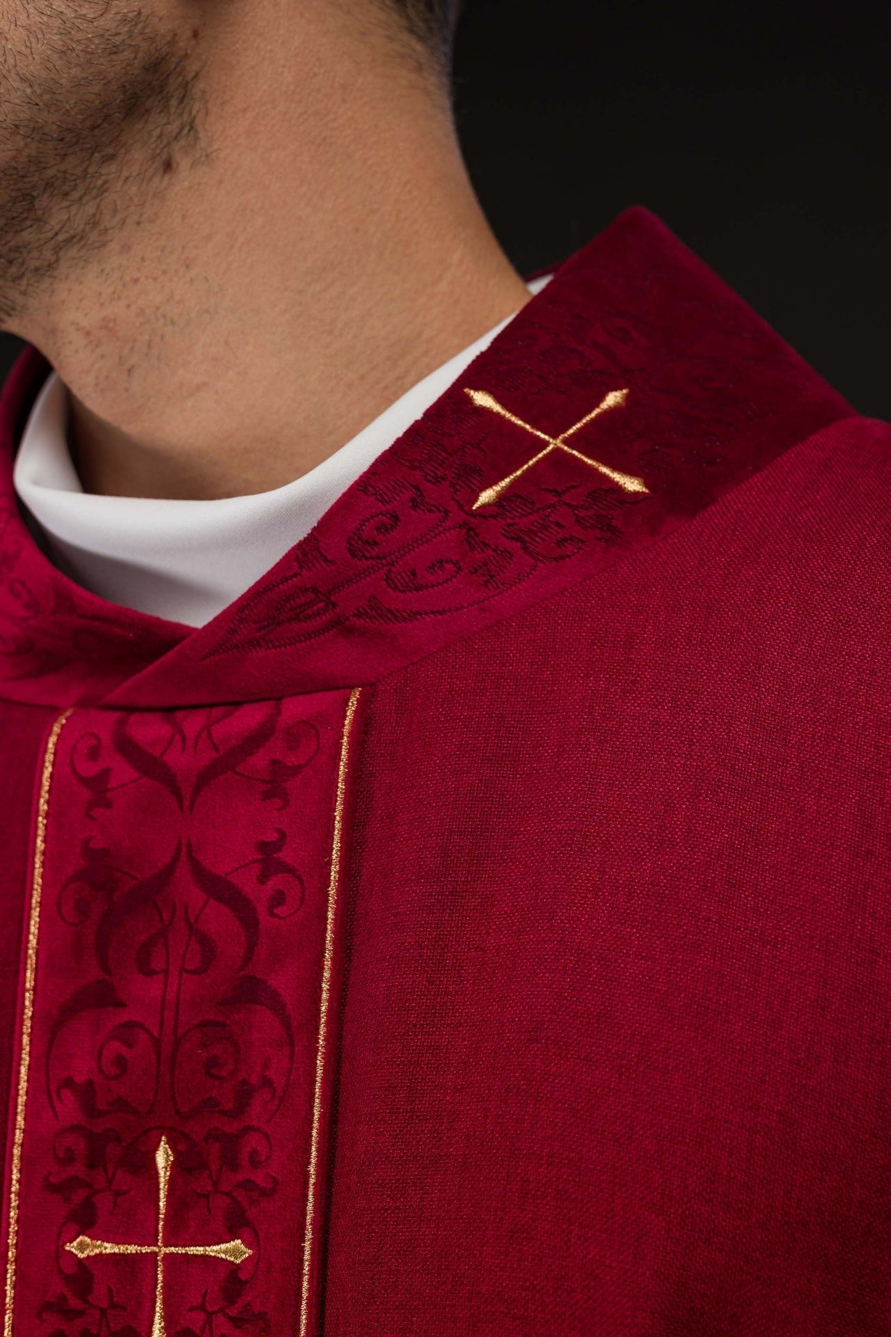 Ornat Liturgiczny Czerwony z Haftowanym Pasem Krzyże - Elanowełna - SZATYLITURGICZNE.PL