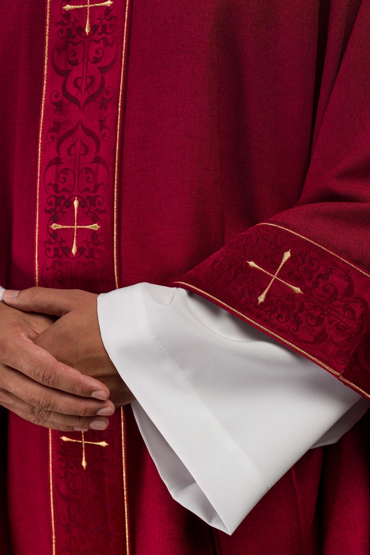 Ornat Liturgiczny Czerwony z Haftowanym Pasem Krzyże - Elanowełna - SZATYLITURGICZNE.PL