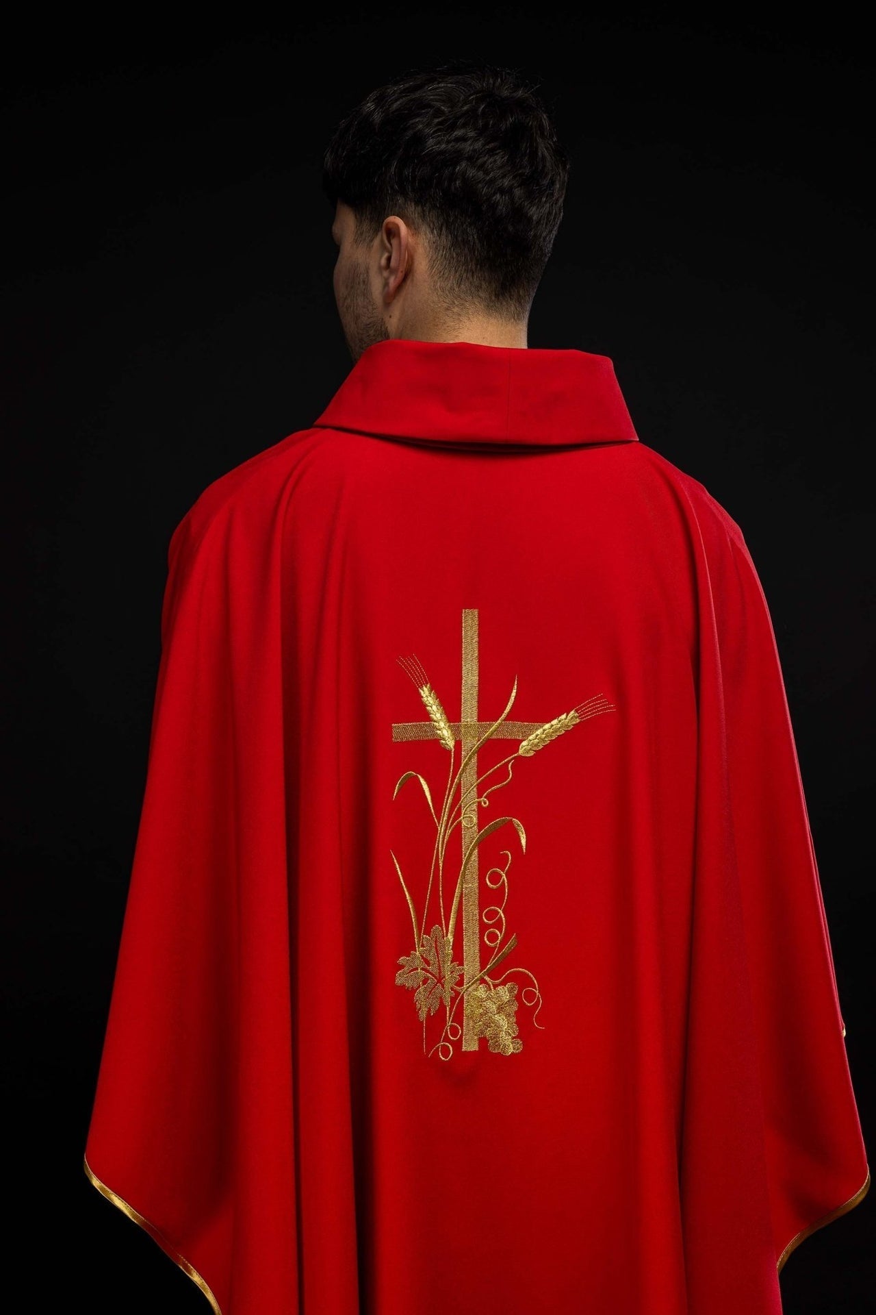 Ornat Liturgiczny Czerwony z Haftowanym Złotym Krzyżem i PAX - SZATYLITURGICZNE.PL