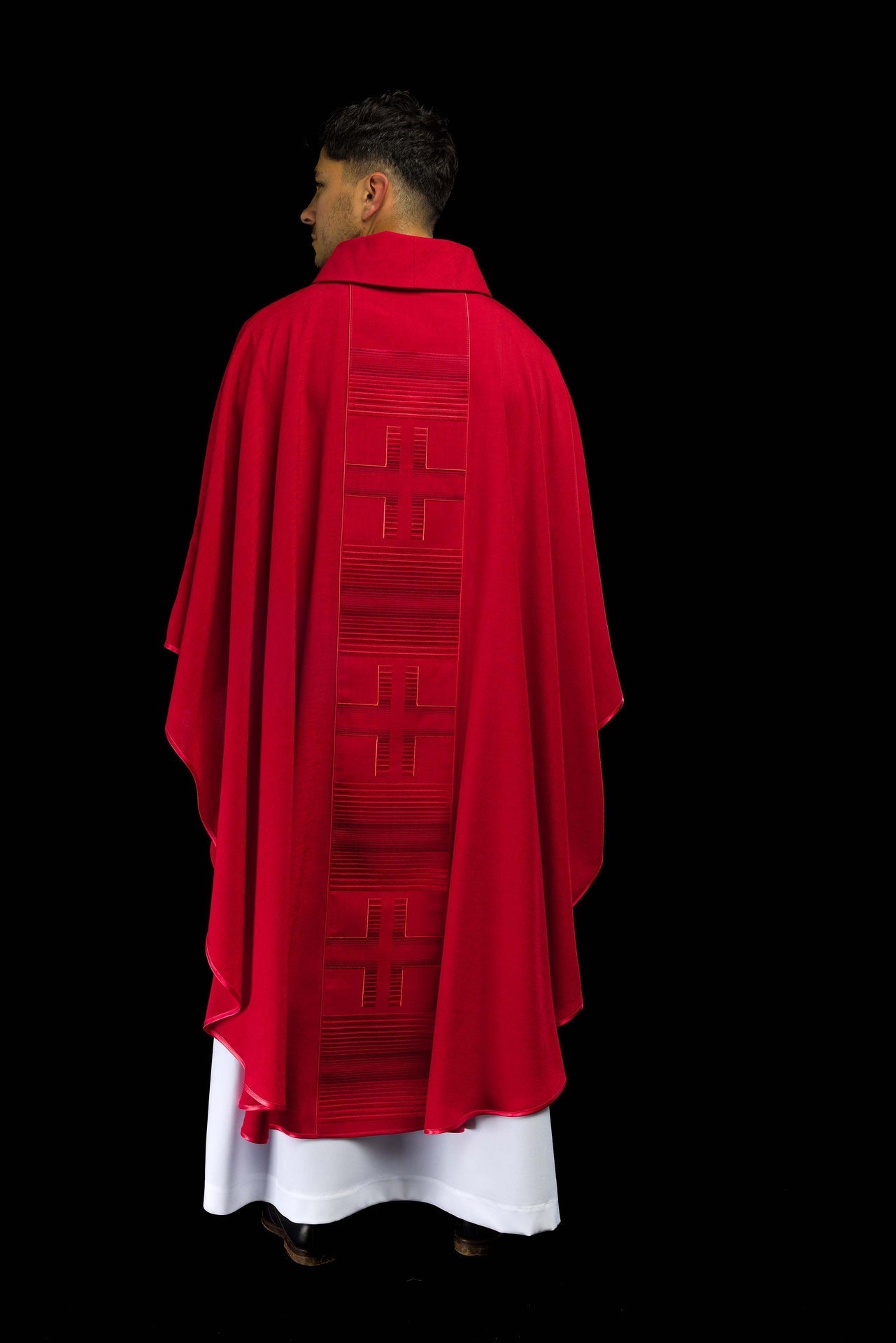 Ornat Liturgiczny Czerwony z Haftowanymi Krzyżami i Stułą - SZATYLITURGICZNE.PL