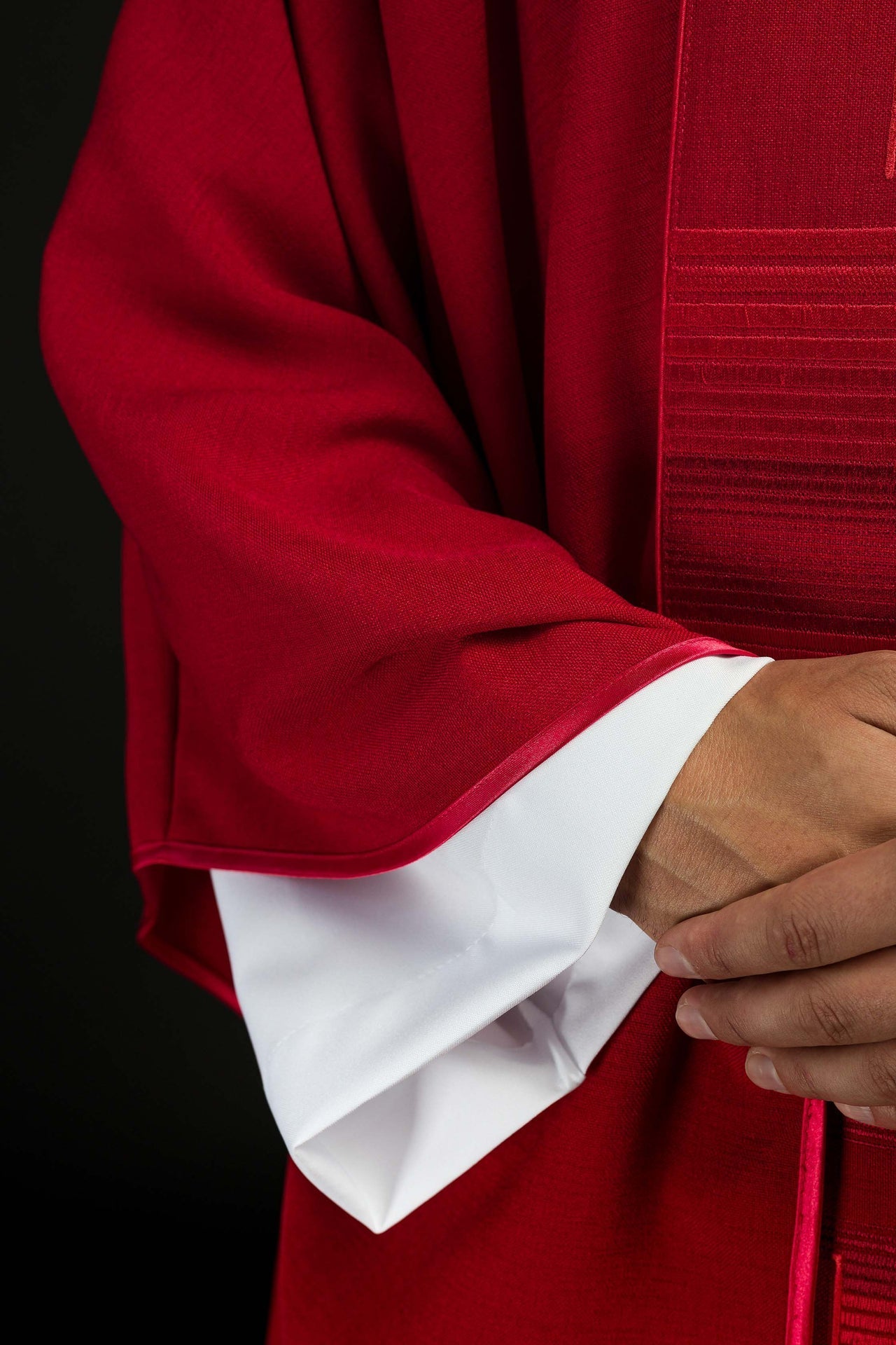 Ornat Liturgiczny Czerwony z Haftowanymi Krzyżami i Stułą - SZATYLITURGICZNE.PL