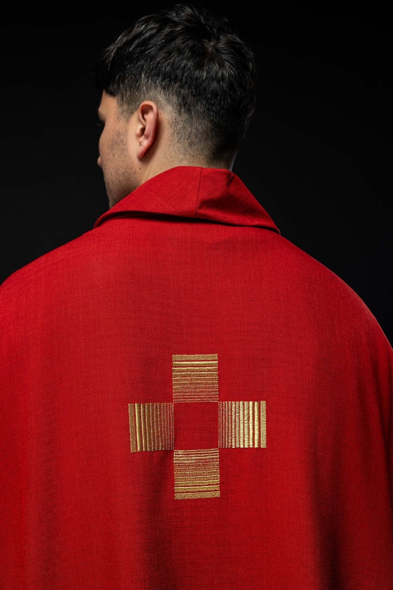 Ornat Liturgiczny Czerwony z Haftowanymi Krzyżami Złotą Nicią - SZATYLITURGICZNE.PL