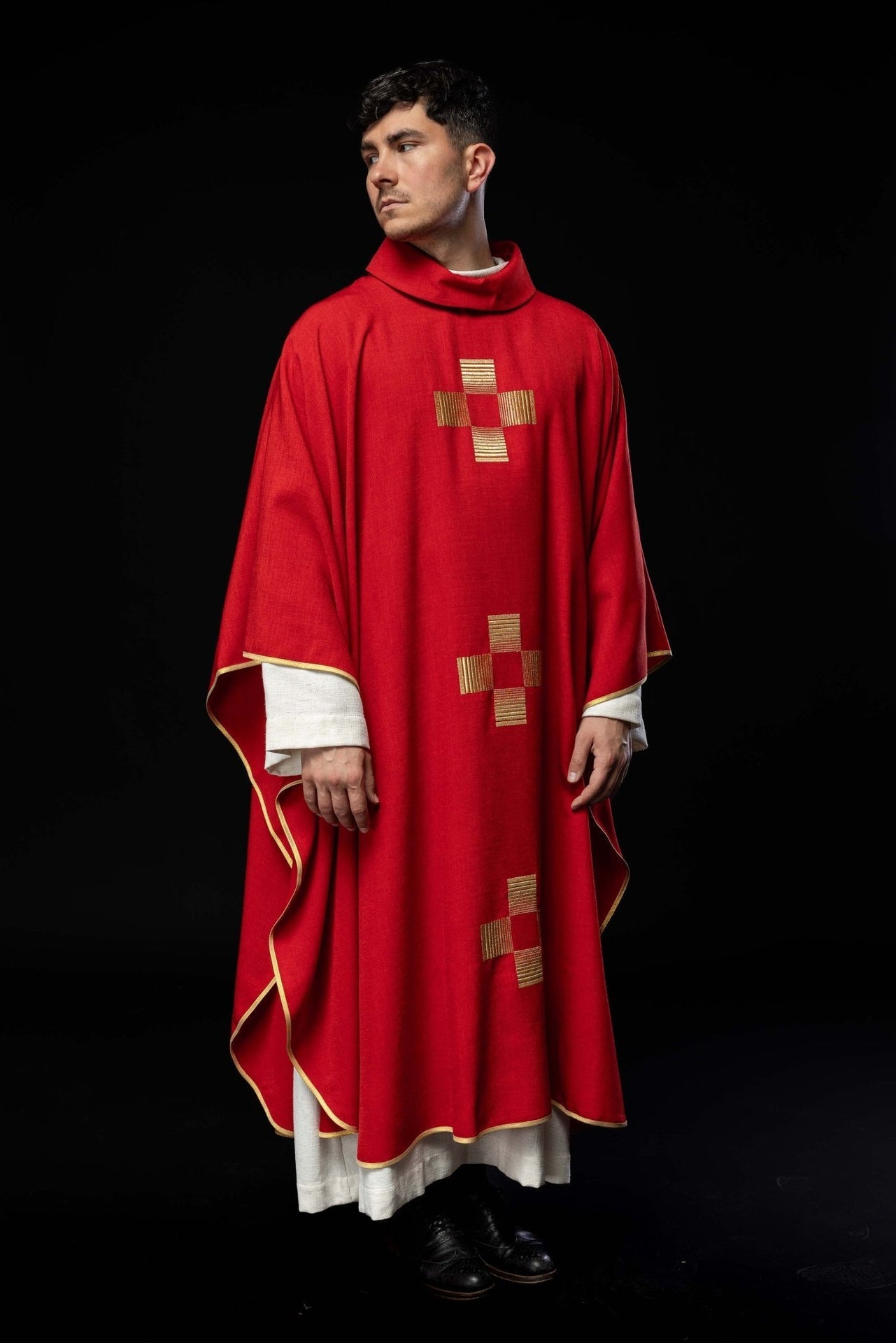 Ornat Liturgiczny Czerwony z Haftowanymi Krzyżami Złotą Nicią - SZATYLITURGICZNE.PL