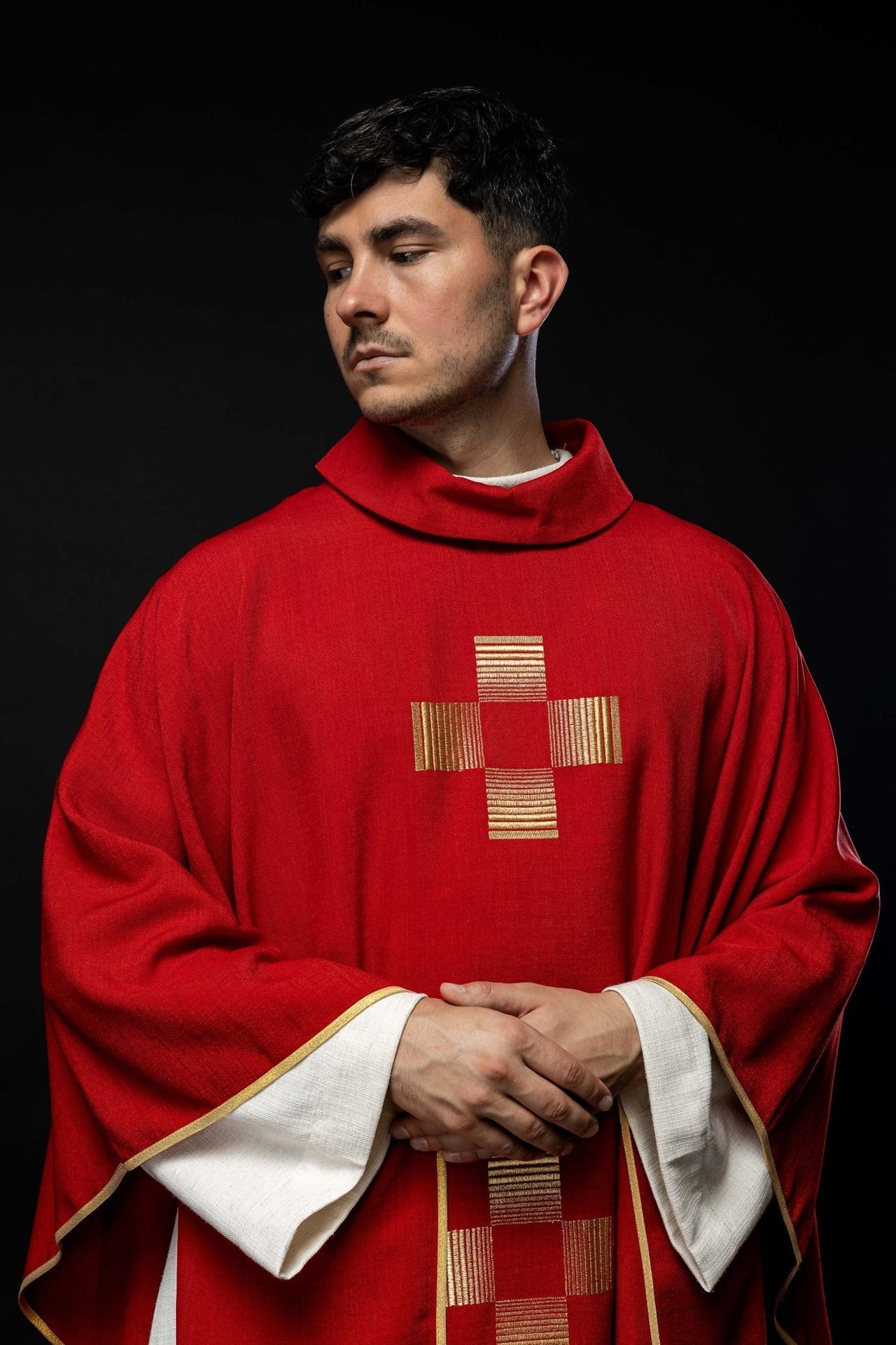 Ornat Liturgiczny Czerwony z Haftowanymi Krzyżami Złotą Nicią - SZATYLITURGICZNE.PL