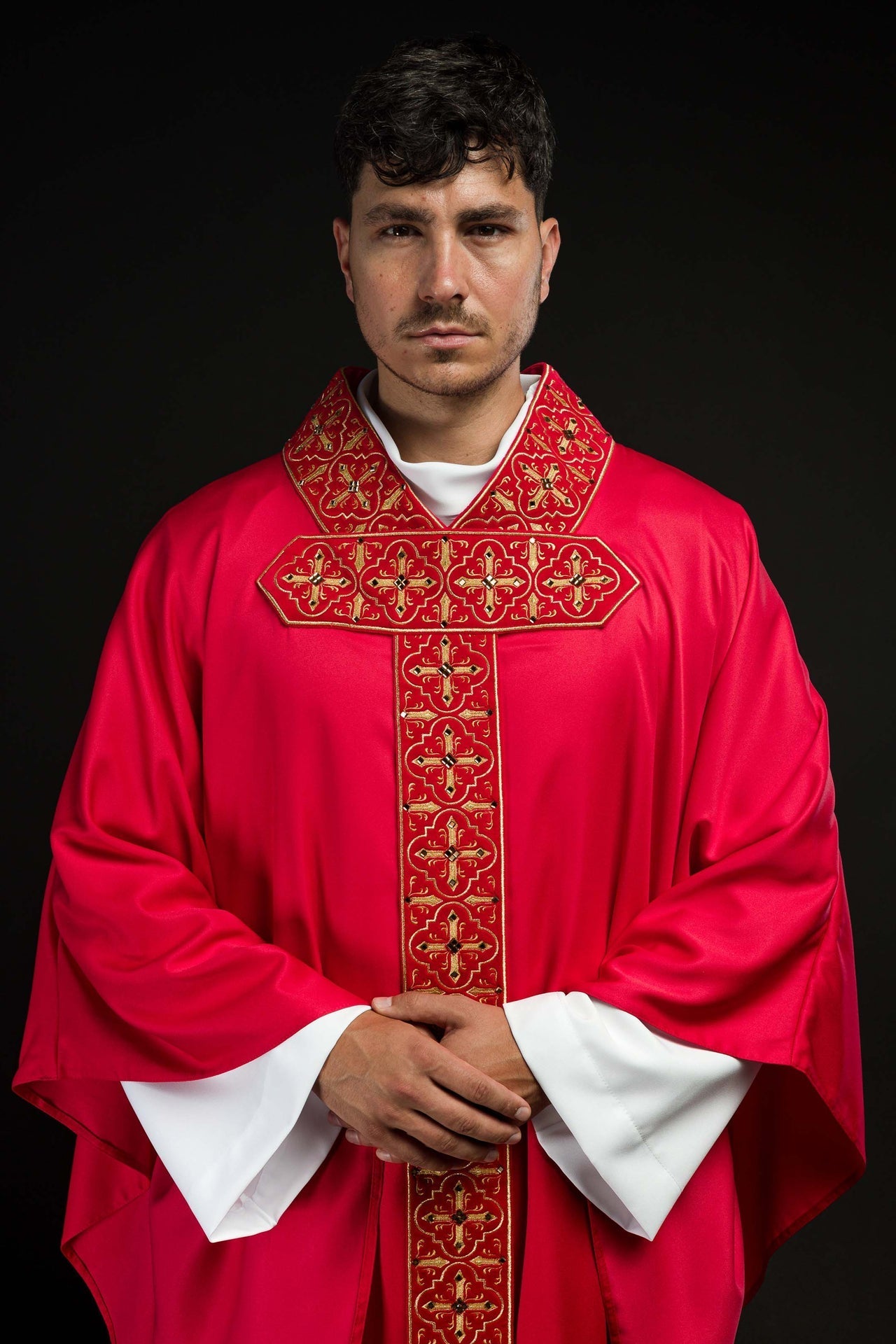 Ornat Liturgiczny Czerwony z Kamieniami i Haftem Krzyża - SZATYLITURGICZNE.PL