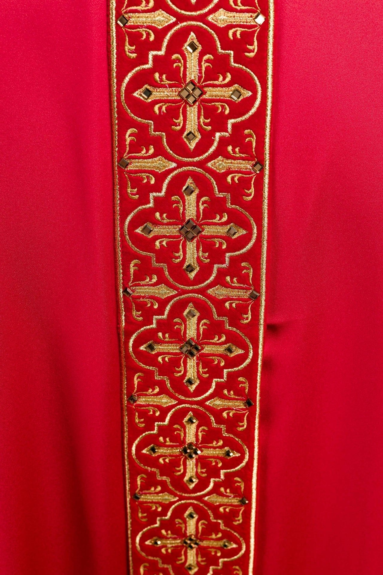 Ornat Liturgiczny Czerwony z Kamieniami i Haftem Krzyża - SZATYLITURGICZNE.PL