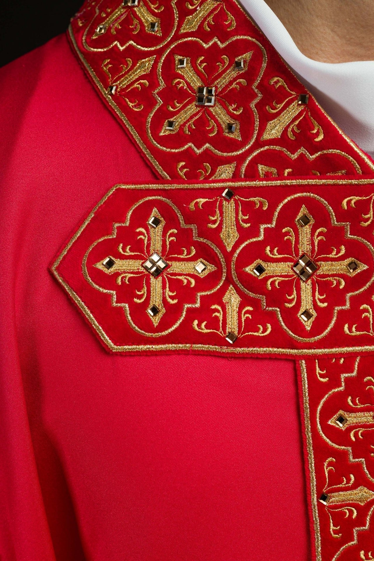 Ornat Liturgiczny Czerwony z Kamieniami i Haftem Krzyża - SZATYLITURGICZNE.PL