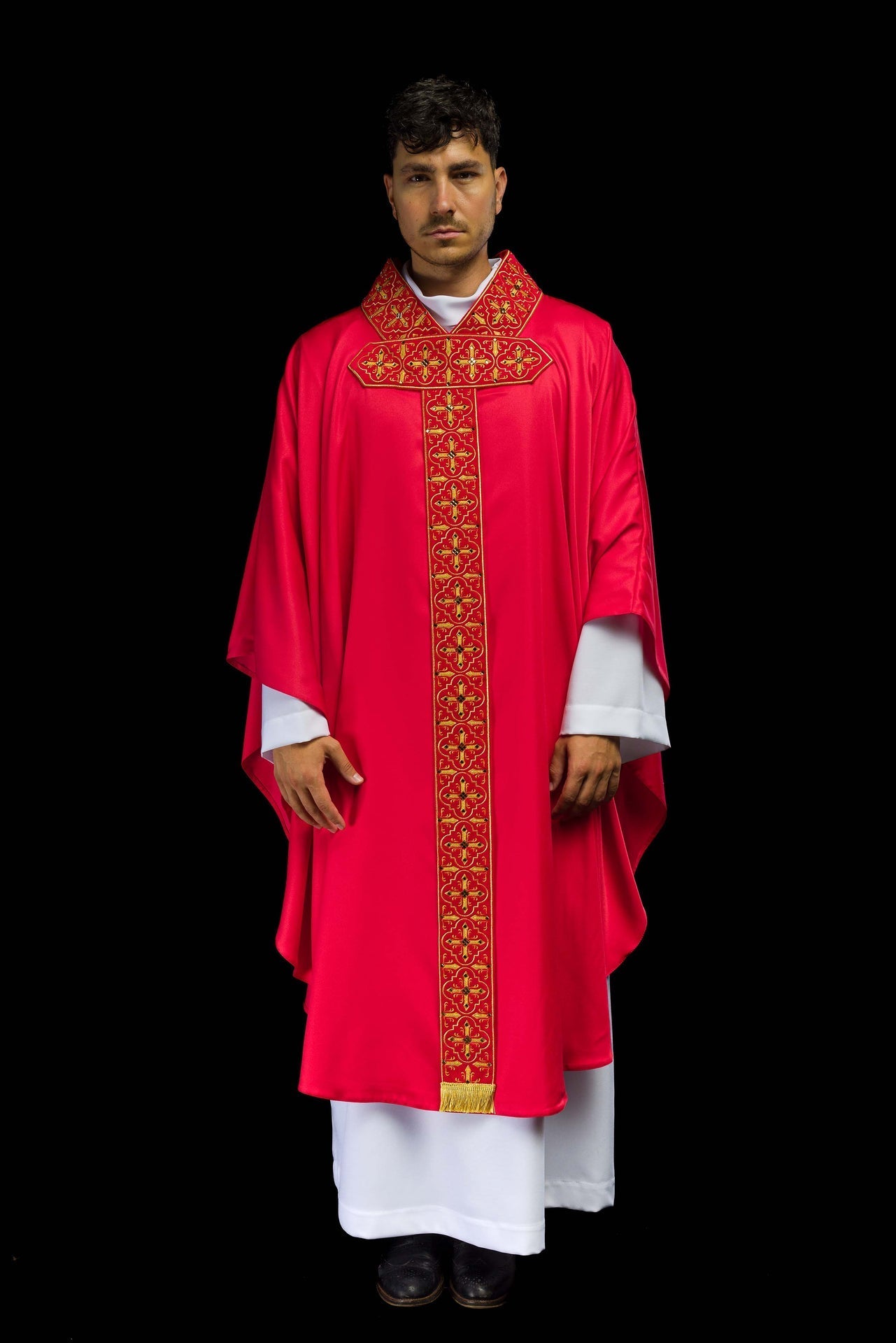 Ornat Liturgiczny Czerwony z Kamieniami i Haftem Krzyża - SZATYLITURGICZNE.PL